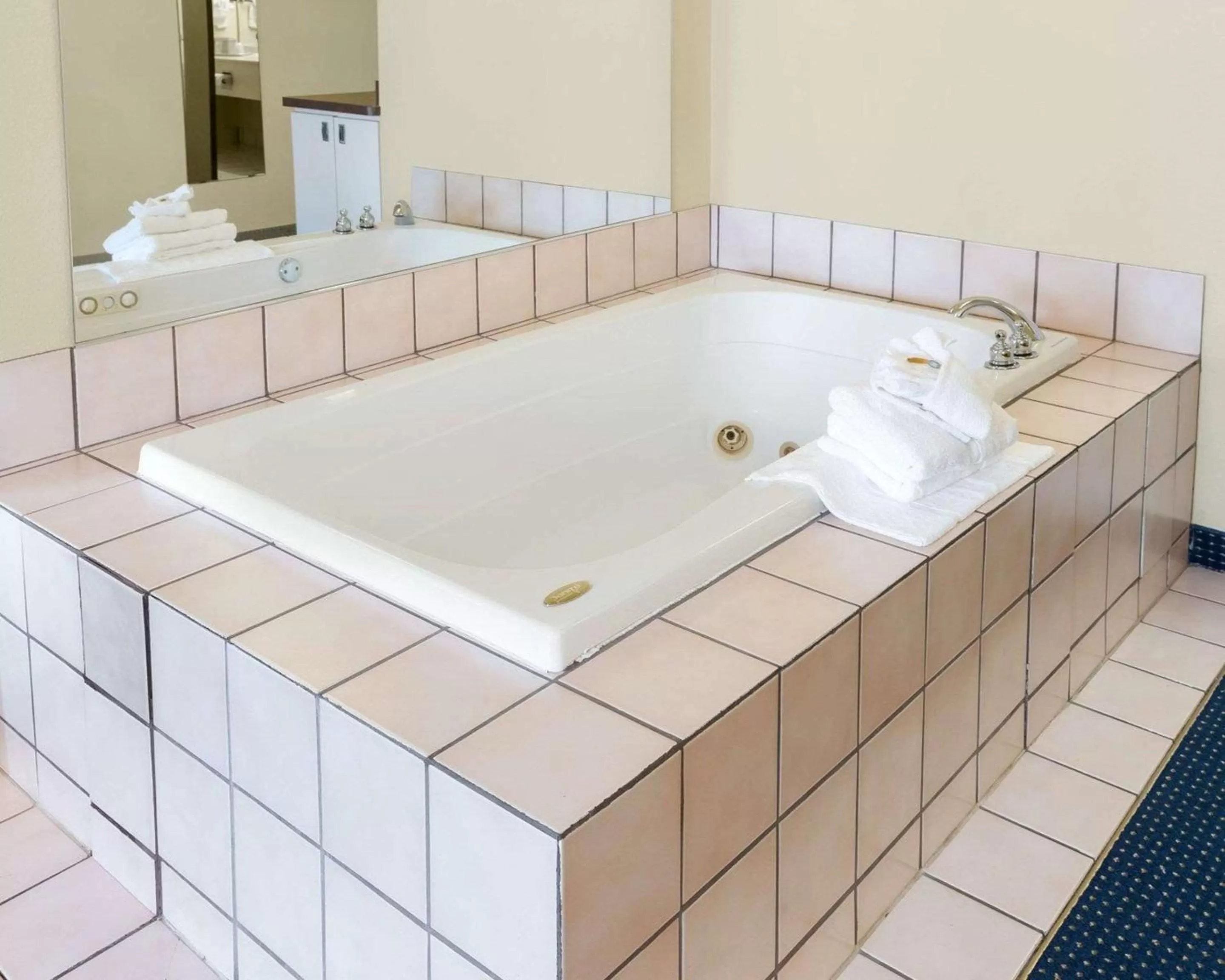 Photo of the whole room in Quality Inn Lakeville North