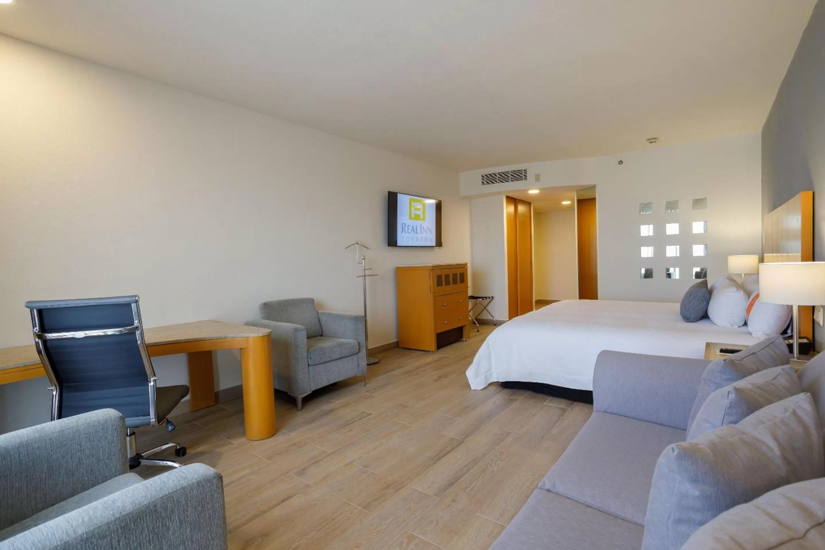 Photo of the whole room, Bed in Real Inn Torreon