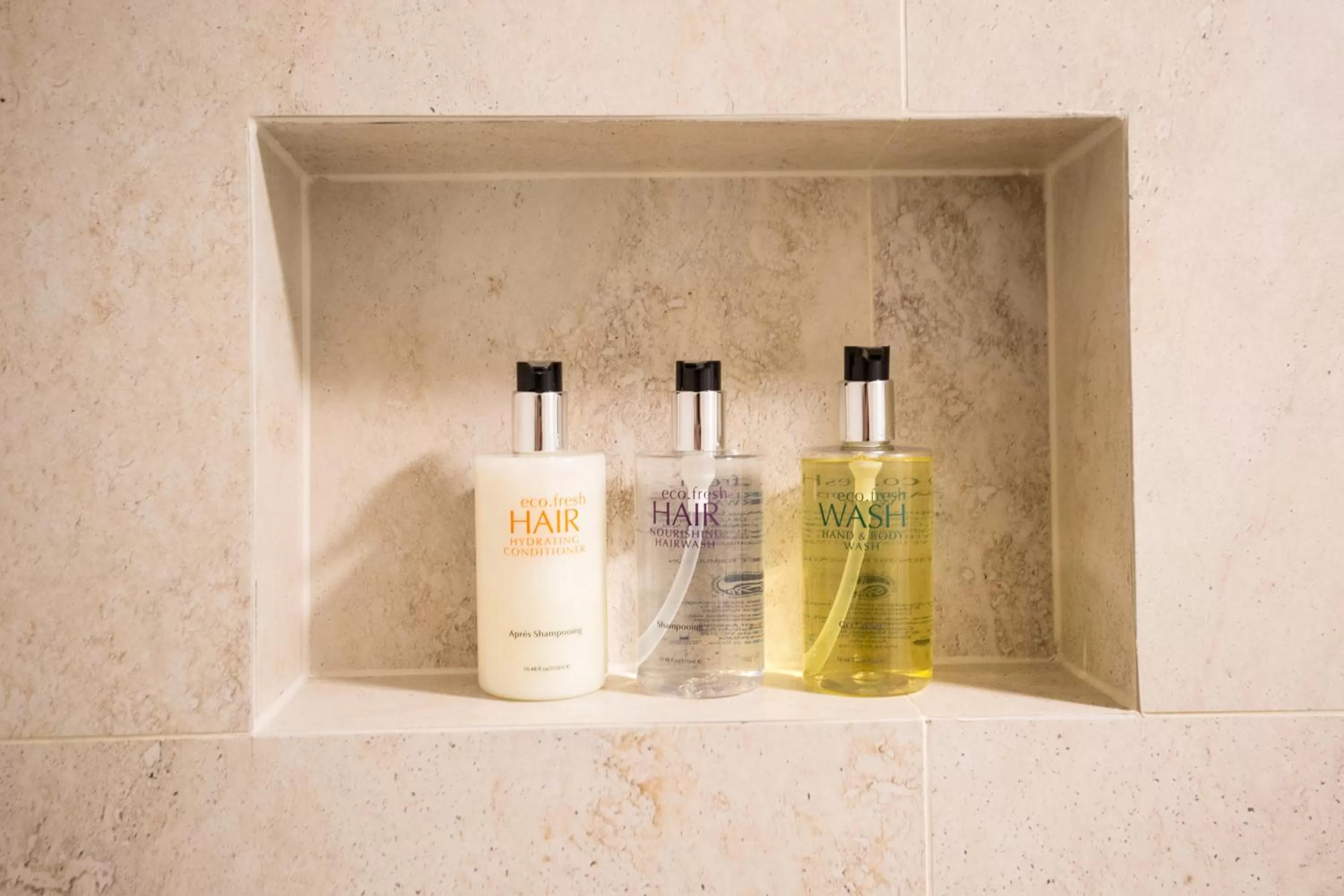 Shower in Lomond Lodge Motel & Apartments