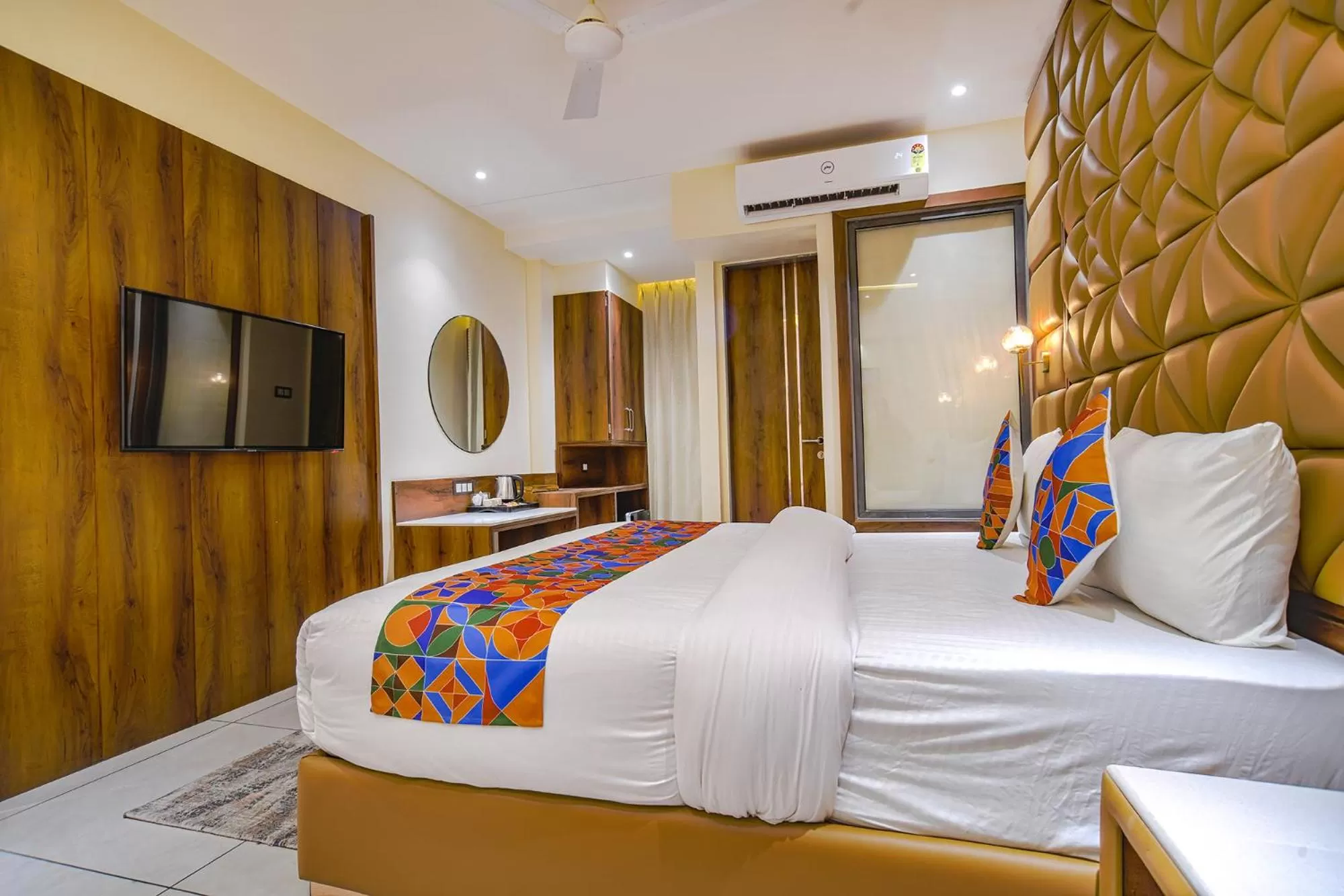 Communal lounge/ TV room, Bed in FabHotel Benchmark