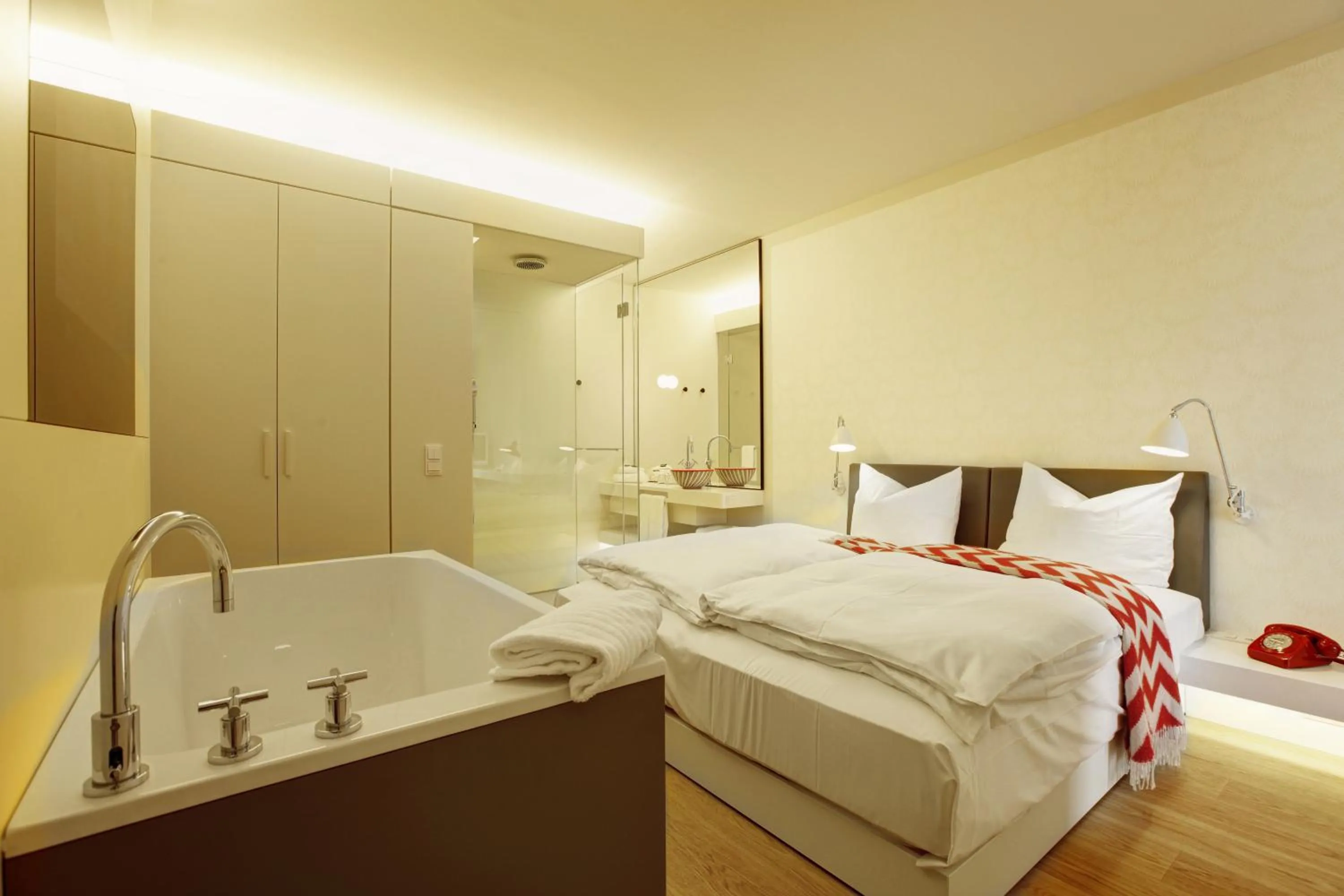 Photo of the whole room, Bed in Smartcity Designhotel