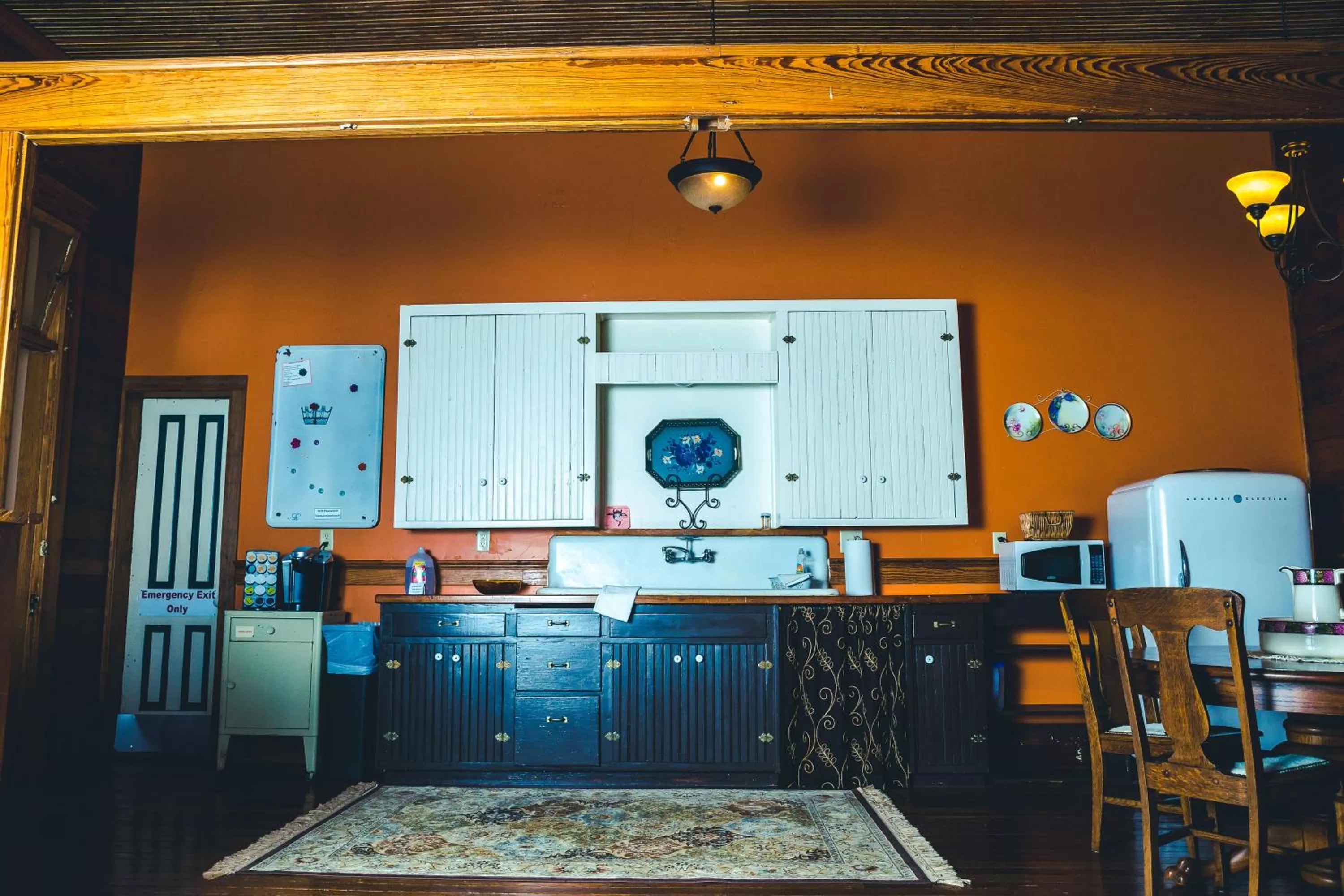 Kitchen or kitchenette in Upstairs Inn