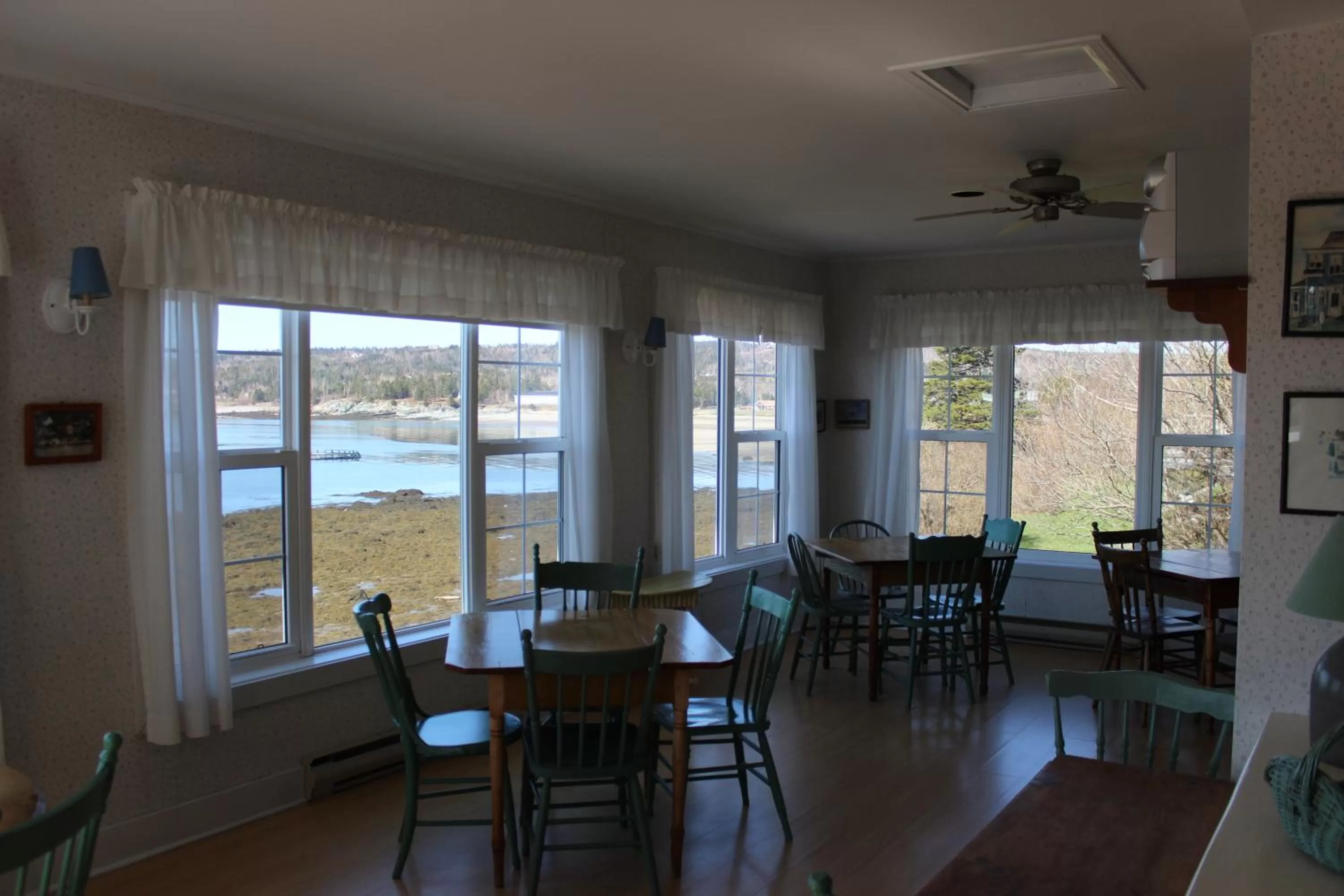 Restaurant/places to eat in Compass Rose Heritage Inn