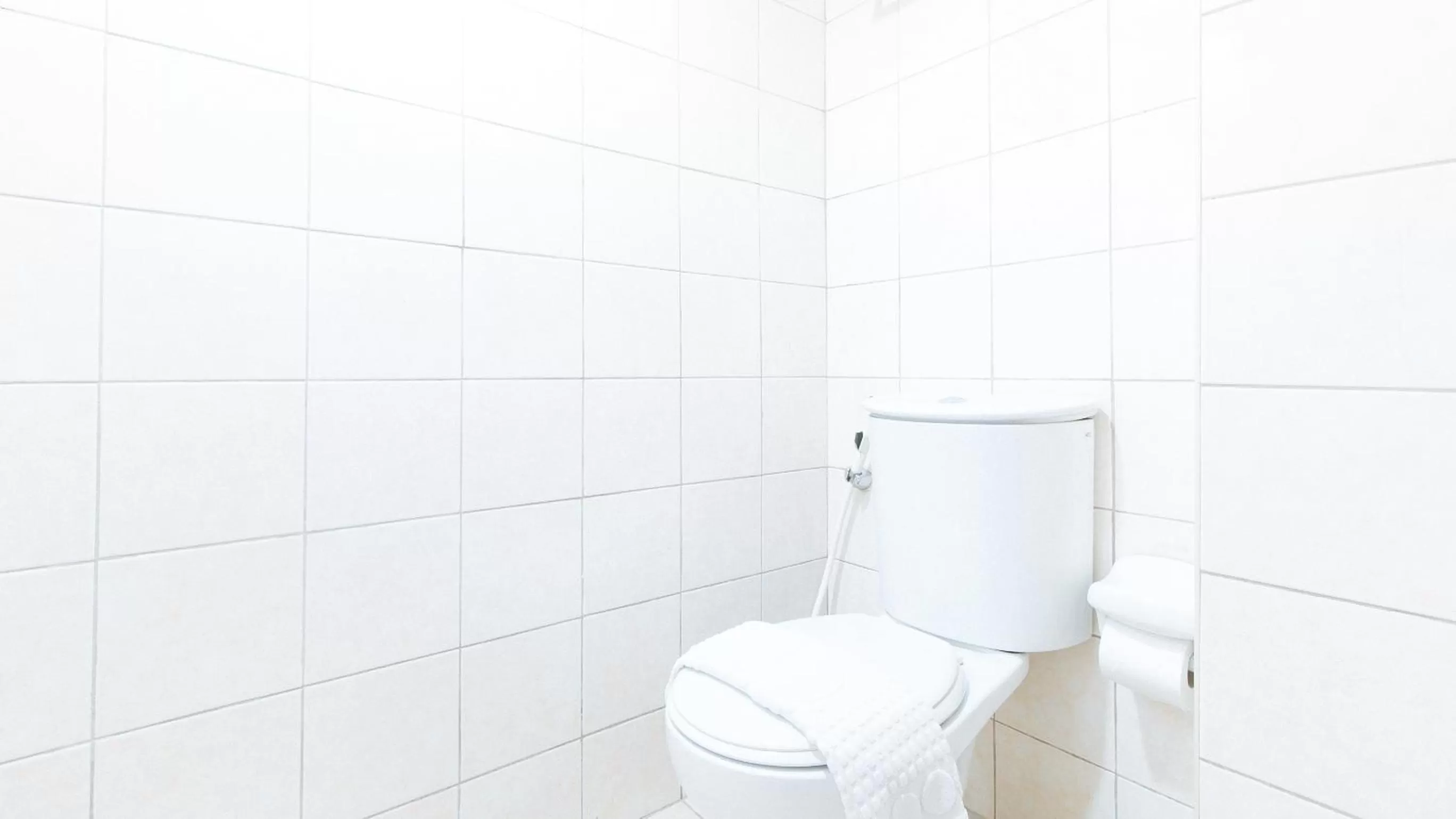 Toilet, Bathroom in RedDoorz Premium near Greenbelt Makati - Vaccinated Staff