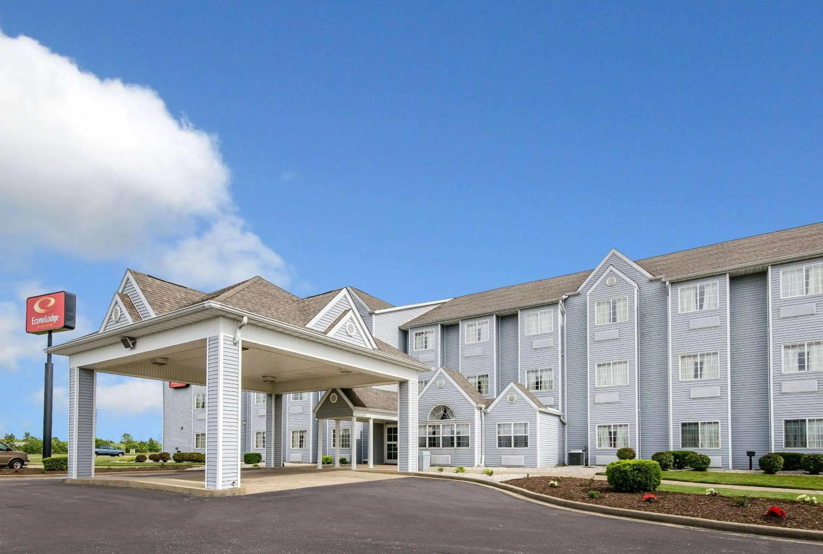 Property building in Econo Lodge Inn & Suites Evansville East