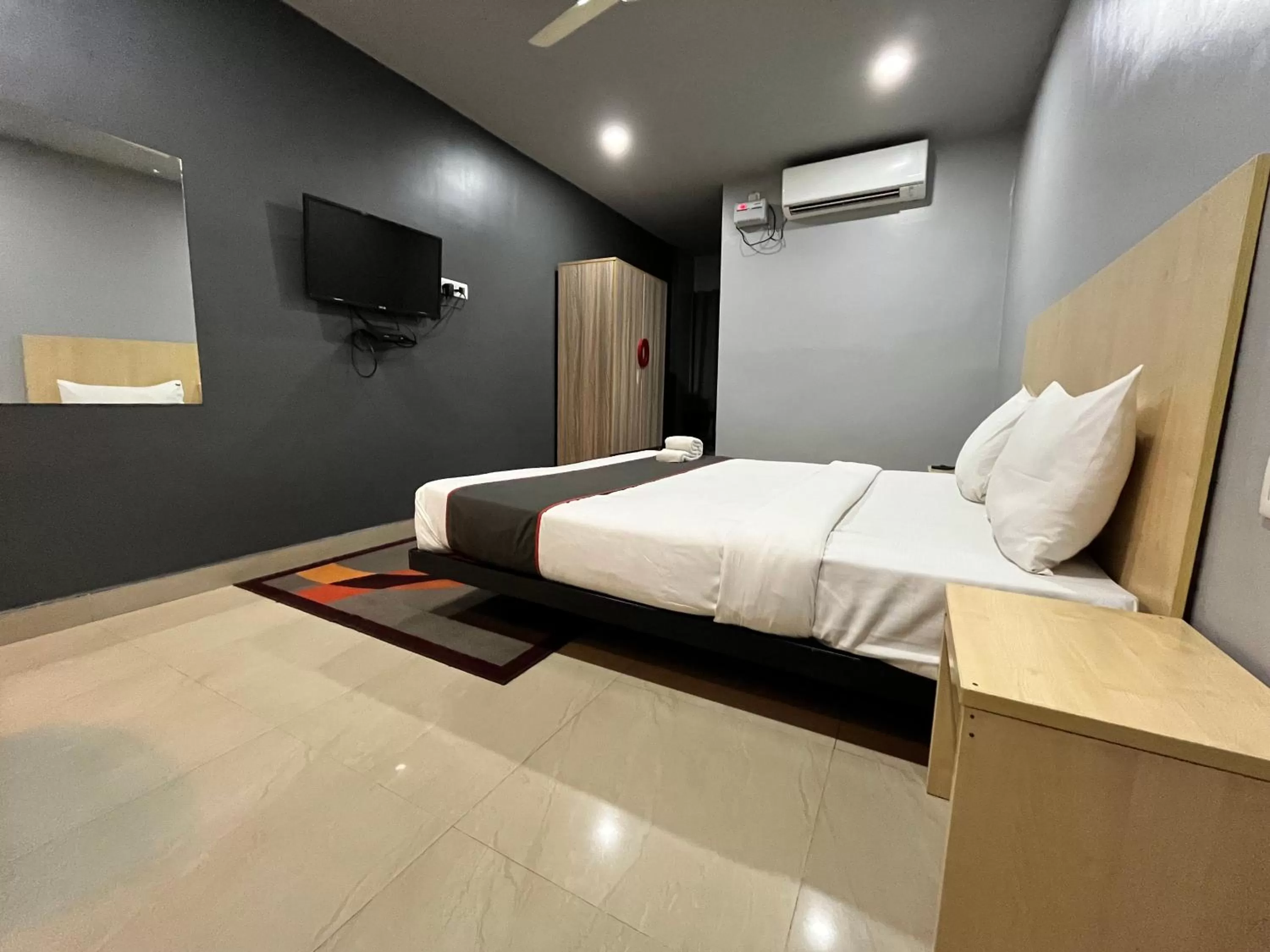 Communal lounge/ TV room, Bed in RJB Grand