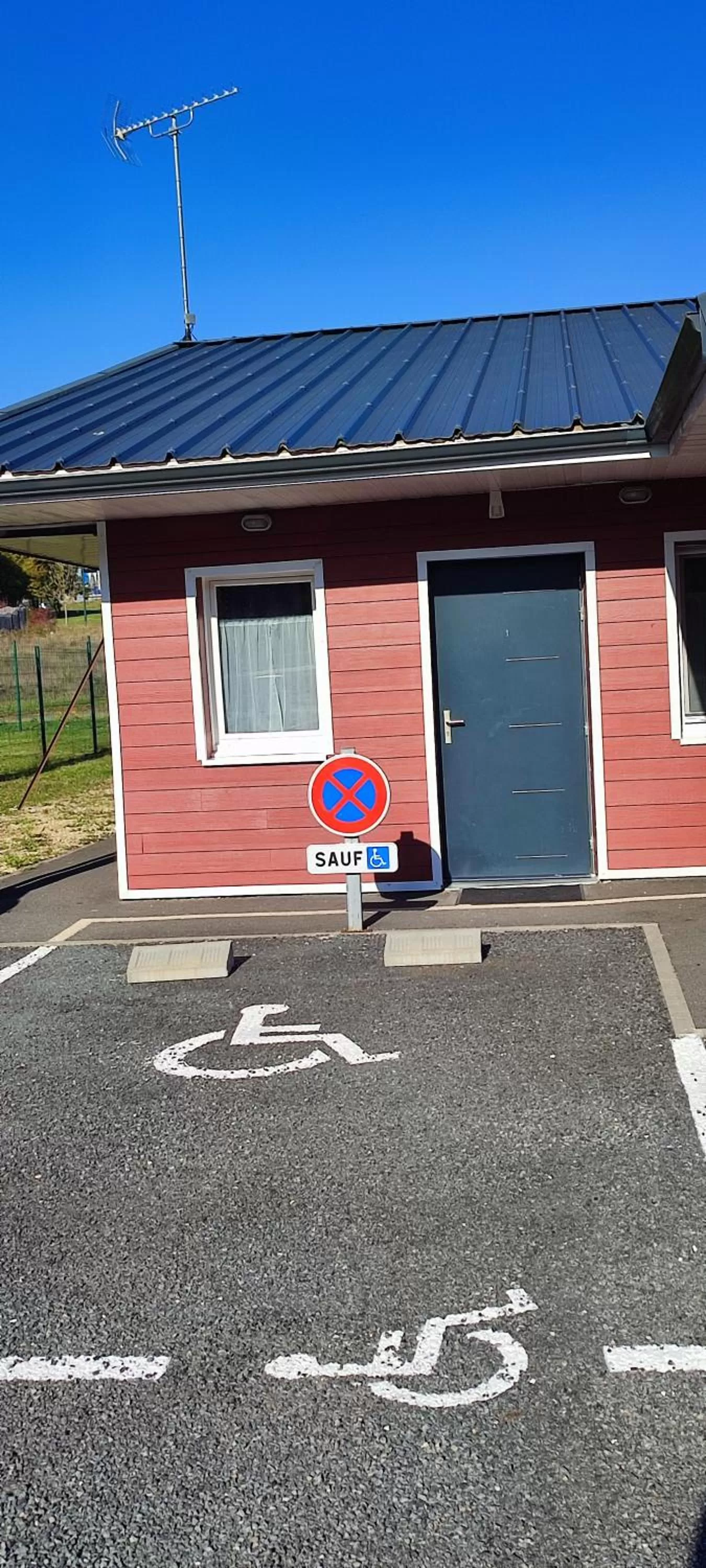 Facility for disabled guests in Hôtel Le 15 Périgueux proximité A 89