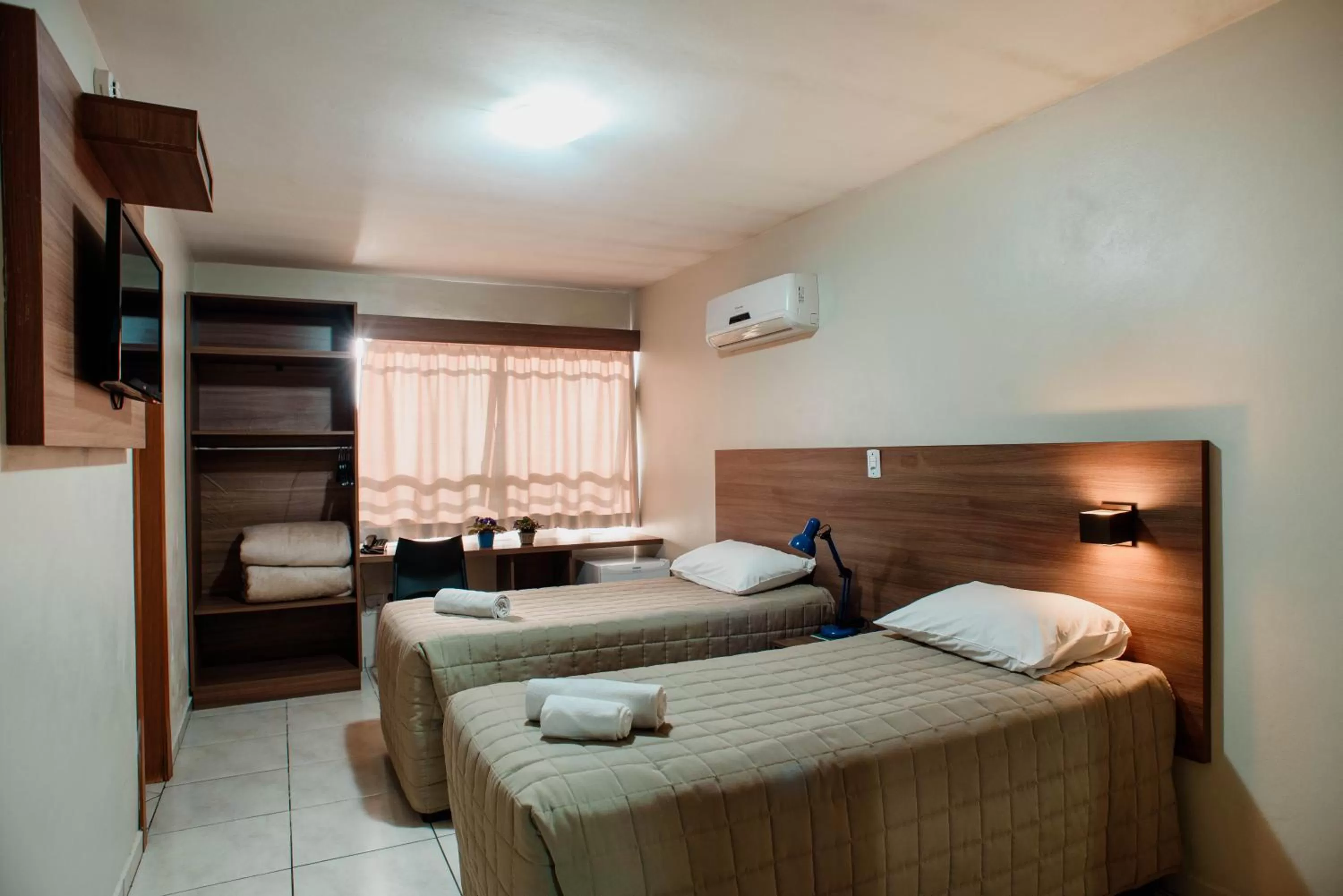 Property building, Bed in Vallér Montanha Hotel