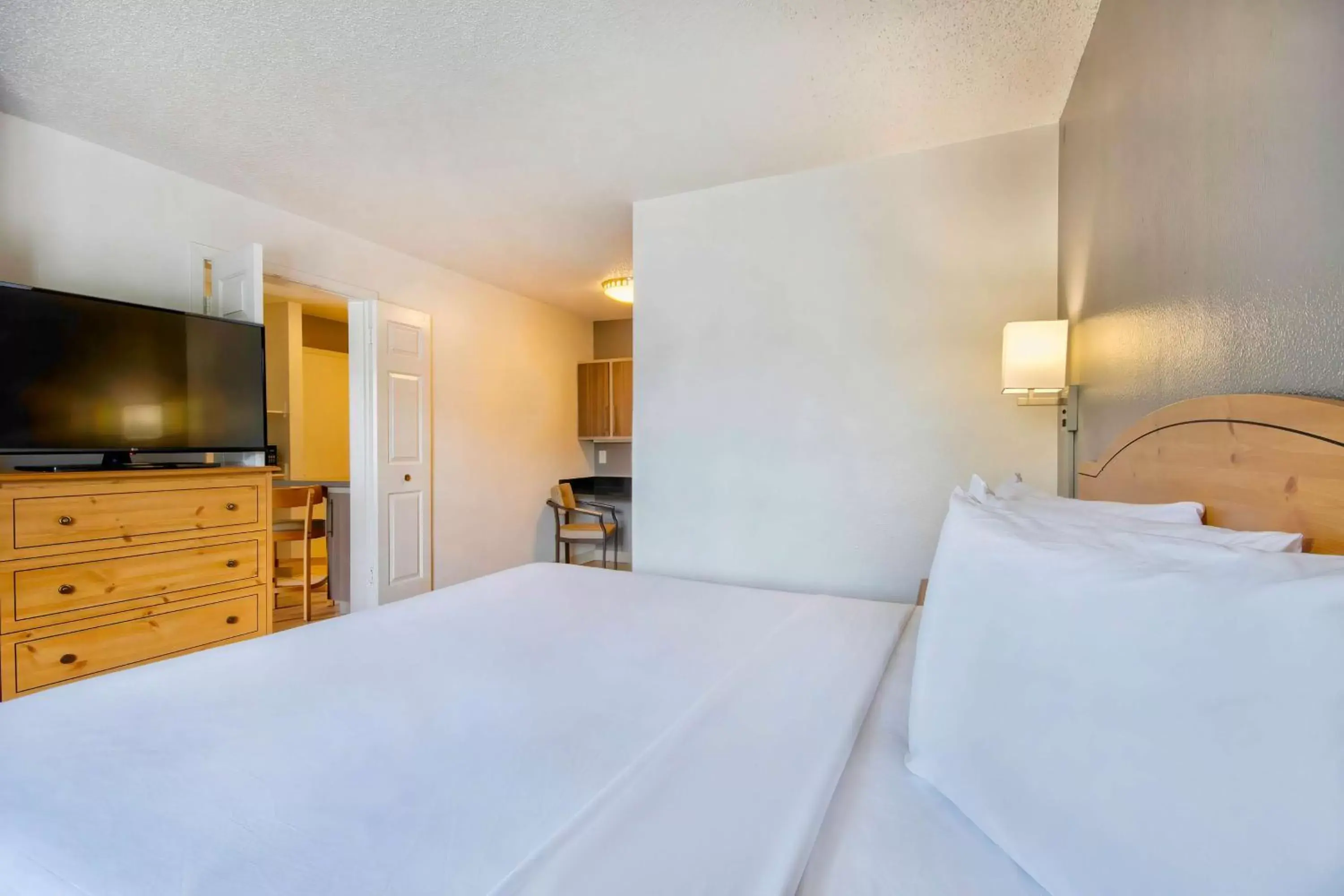 Deluxe King Suite - Smoking in Studio 6-San Antonio, TX - Six Flags Deluxe King Suite - Smoking in Studio 6-San Antonio, TX - Six Flags