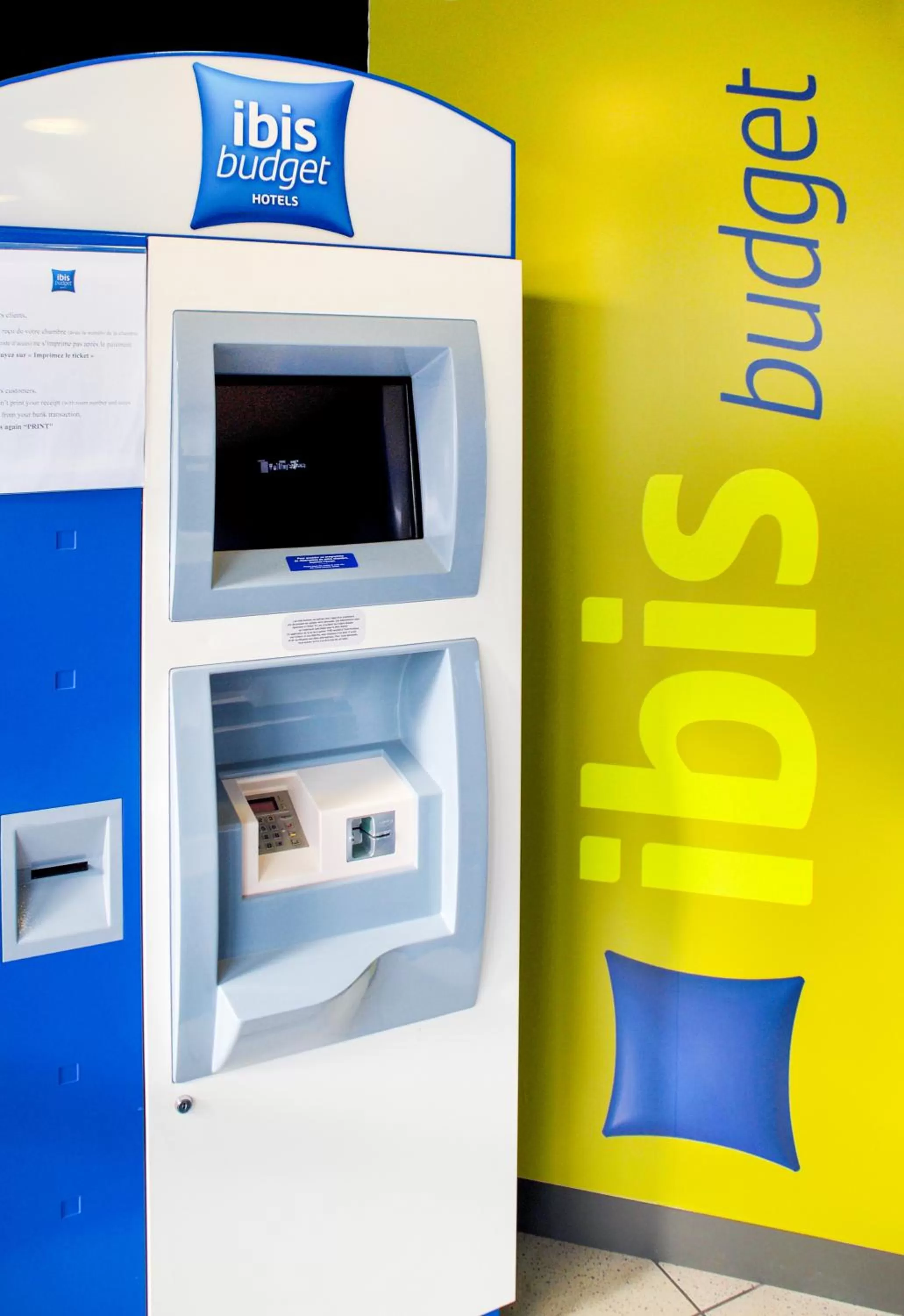 Property logo or sign in ibis budget Senlis