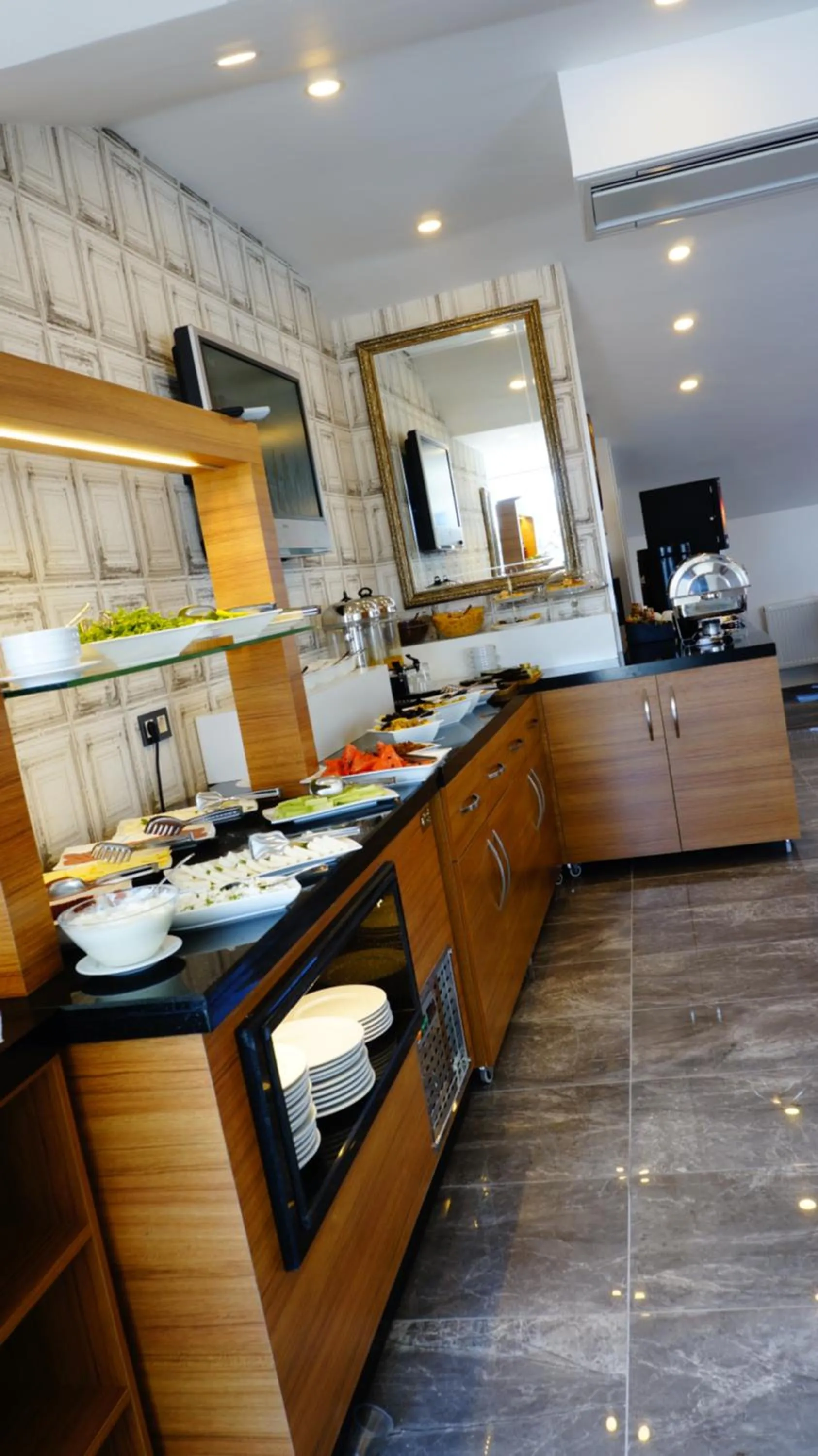 Restaurant/places to eat in Helen Hotel