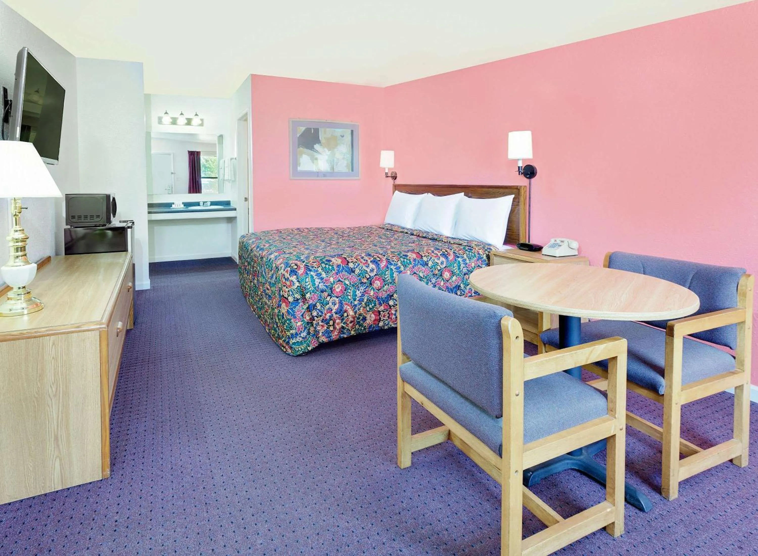 Photo of the whole room in Knights Inn Muskogee