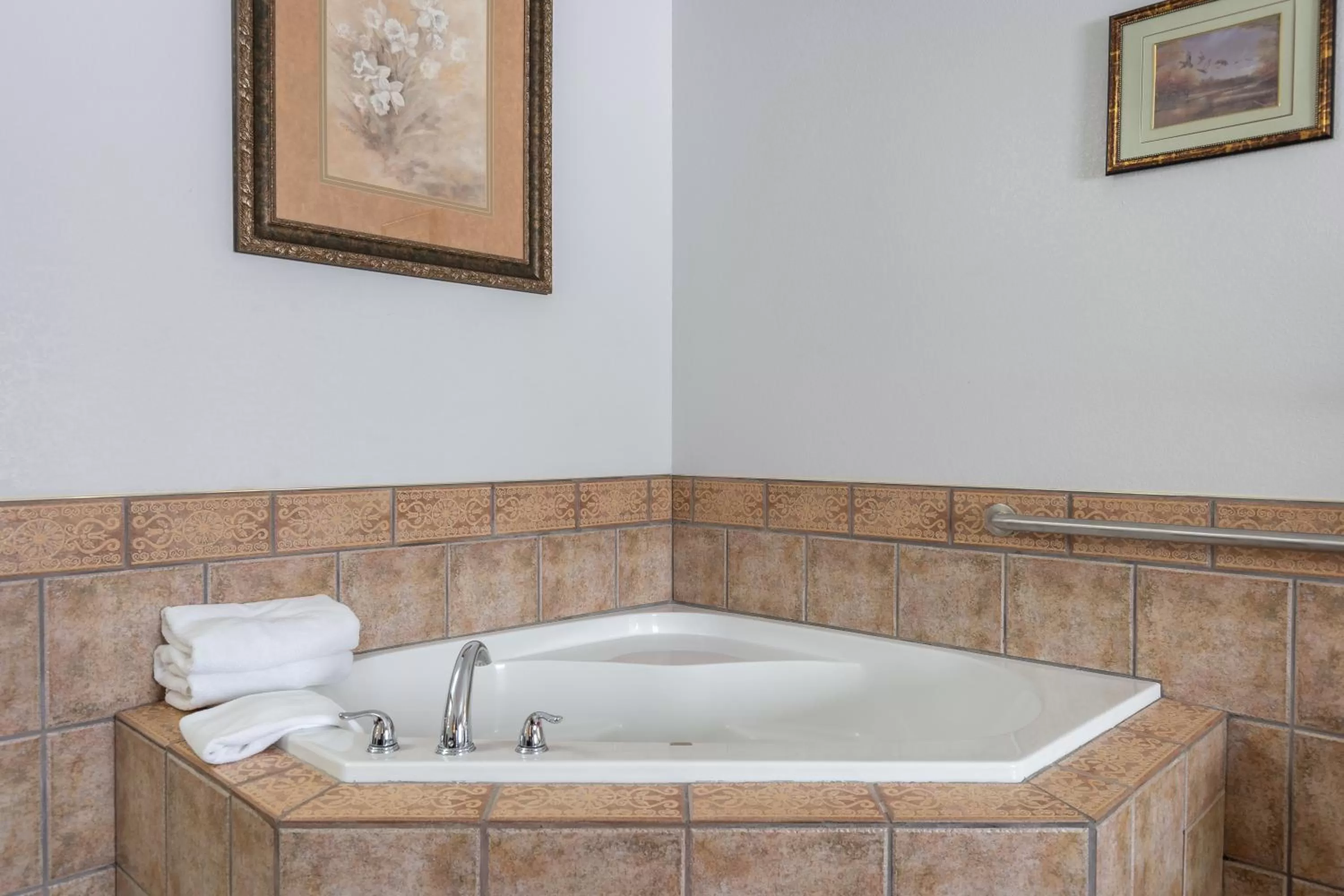 Hot Tub in Stay USA Hotel and Suites