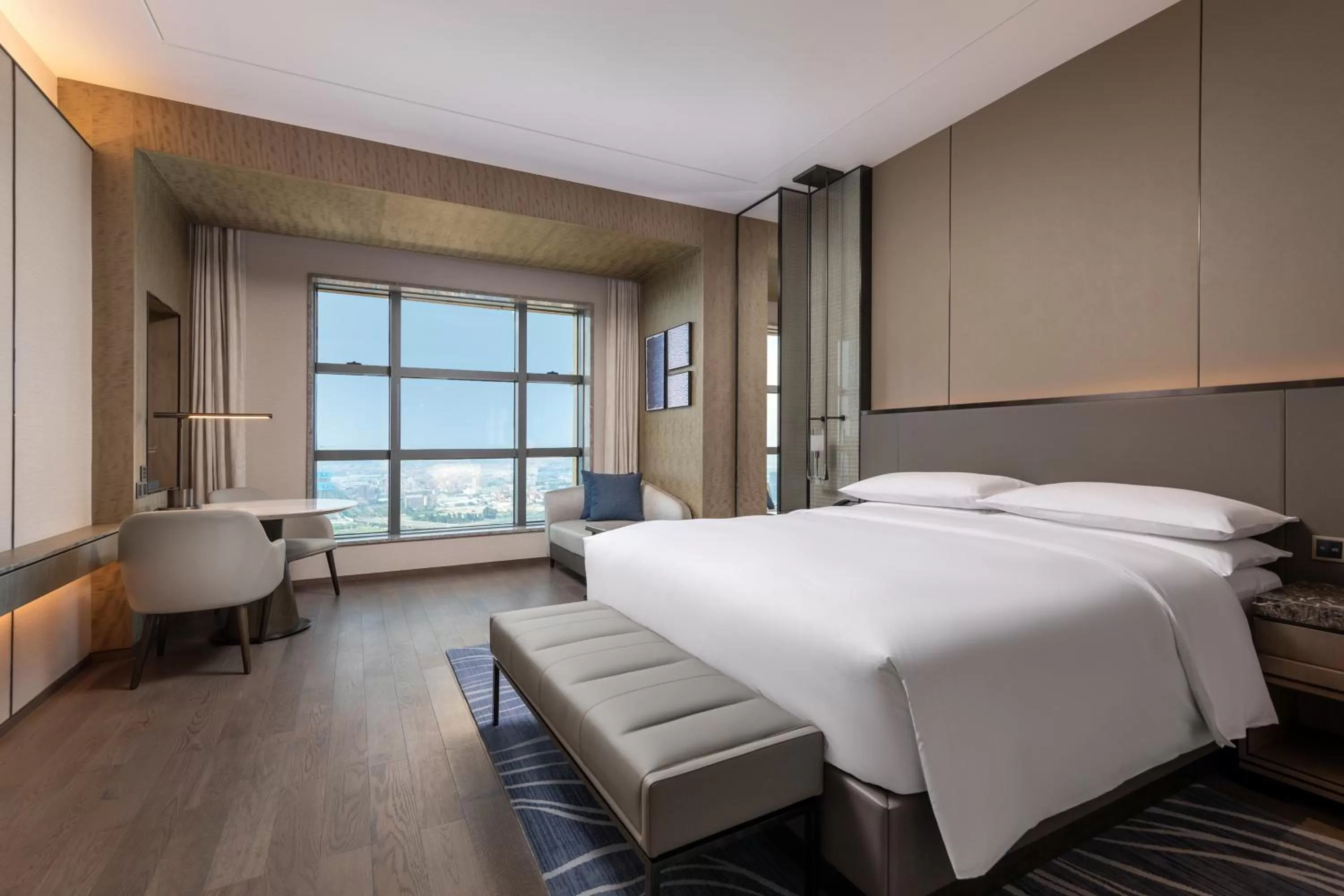 Photo of the whole room, Bed in Foshan Marriott Hotel