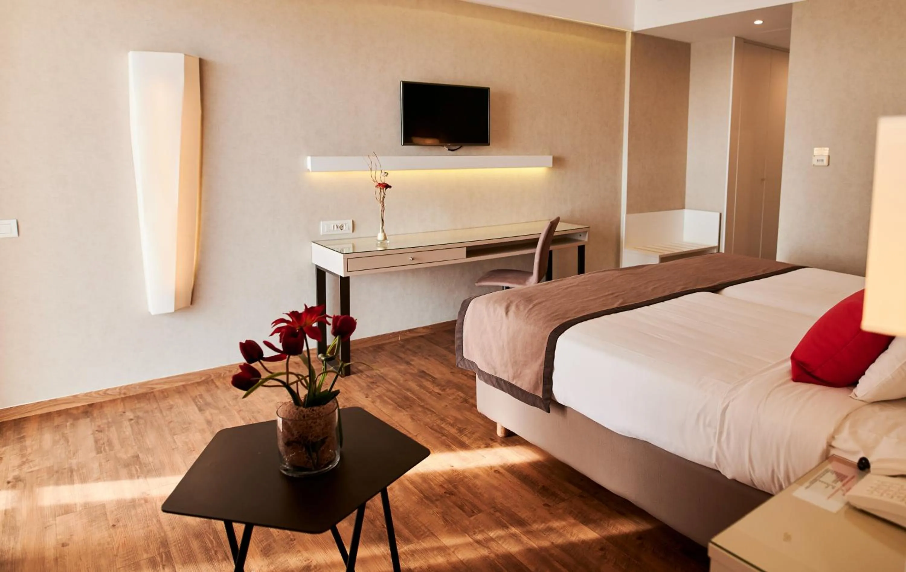 Photo of the whole room, Bed in Ramada Plaza by Wyndham Thraki