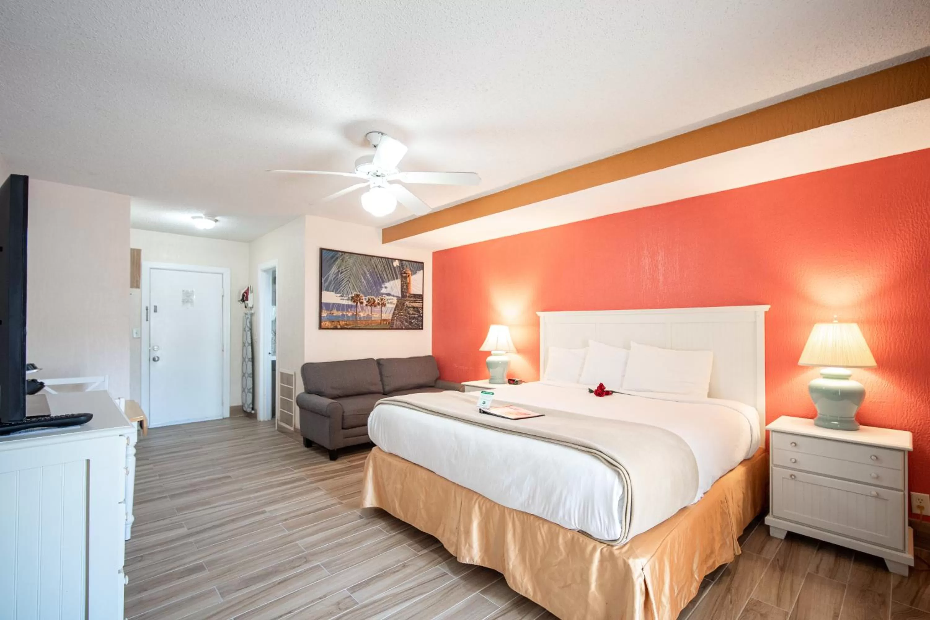 Bed in Island Sun Inn & Suites - Venice, Florida Historic Downtown & Beach Getaway