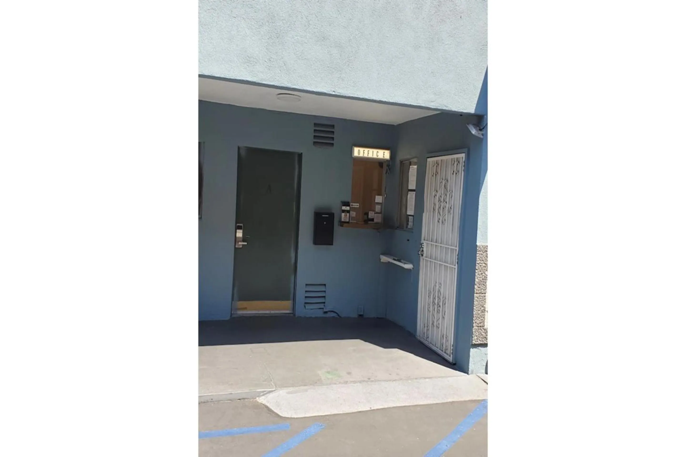 Lobby or reception, Kitchen/Kitchenette in NOHO Hotel Hollywood LA