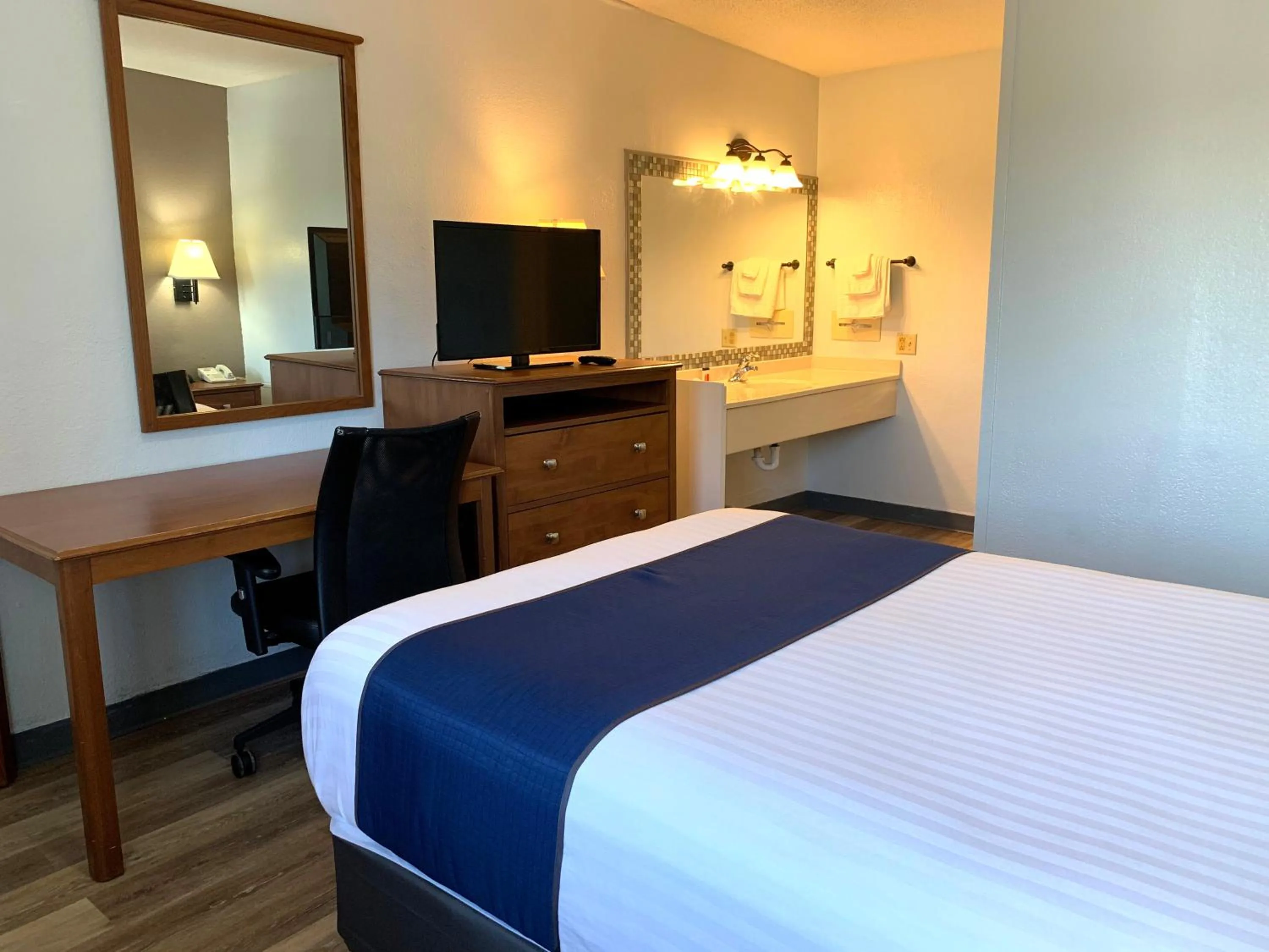 Photo of the whole room, Bed in Cedar Cove