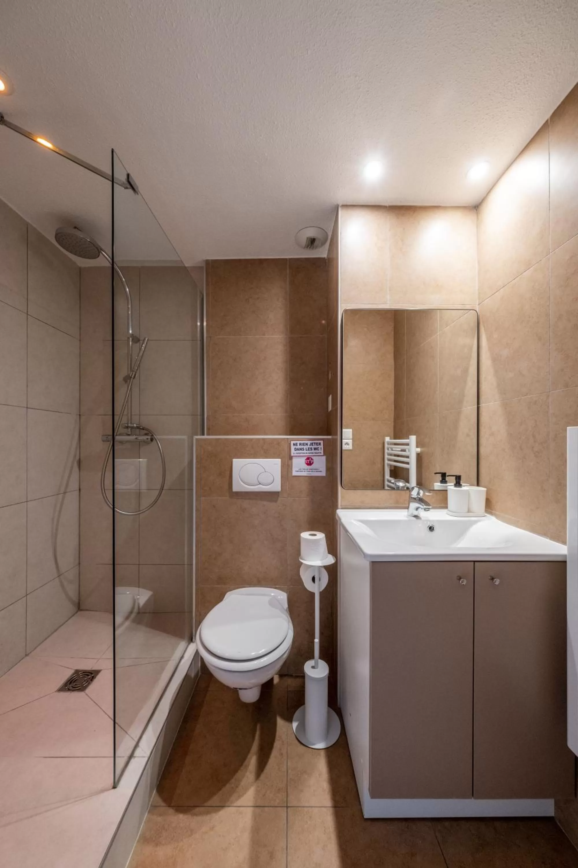 Bathroom in Résidence Chateau d'Acotz - Avec piscine à 600m des plages à Saint-Jean-de-Luz