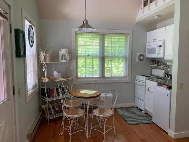Dining area in Cedar Court Inn