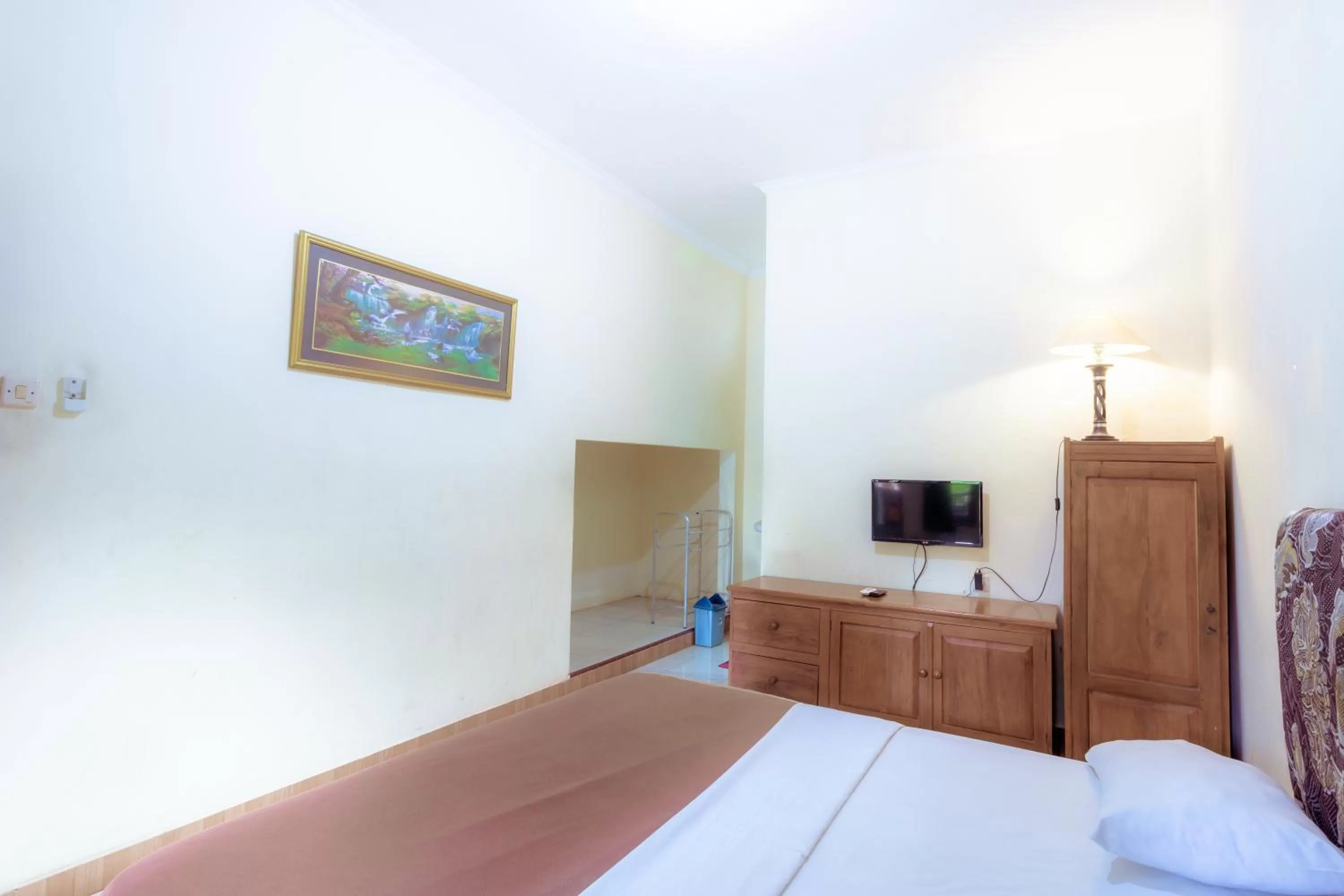 Bedroom, Bed in Hotel Mahkota Plengkung by ecommerceloka