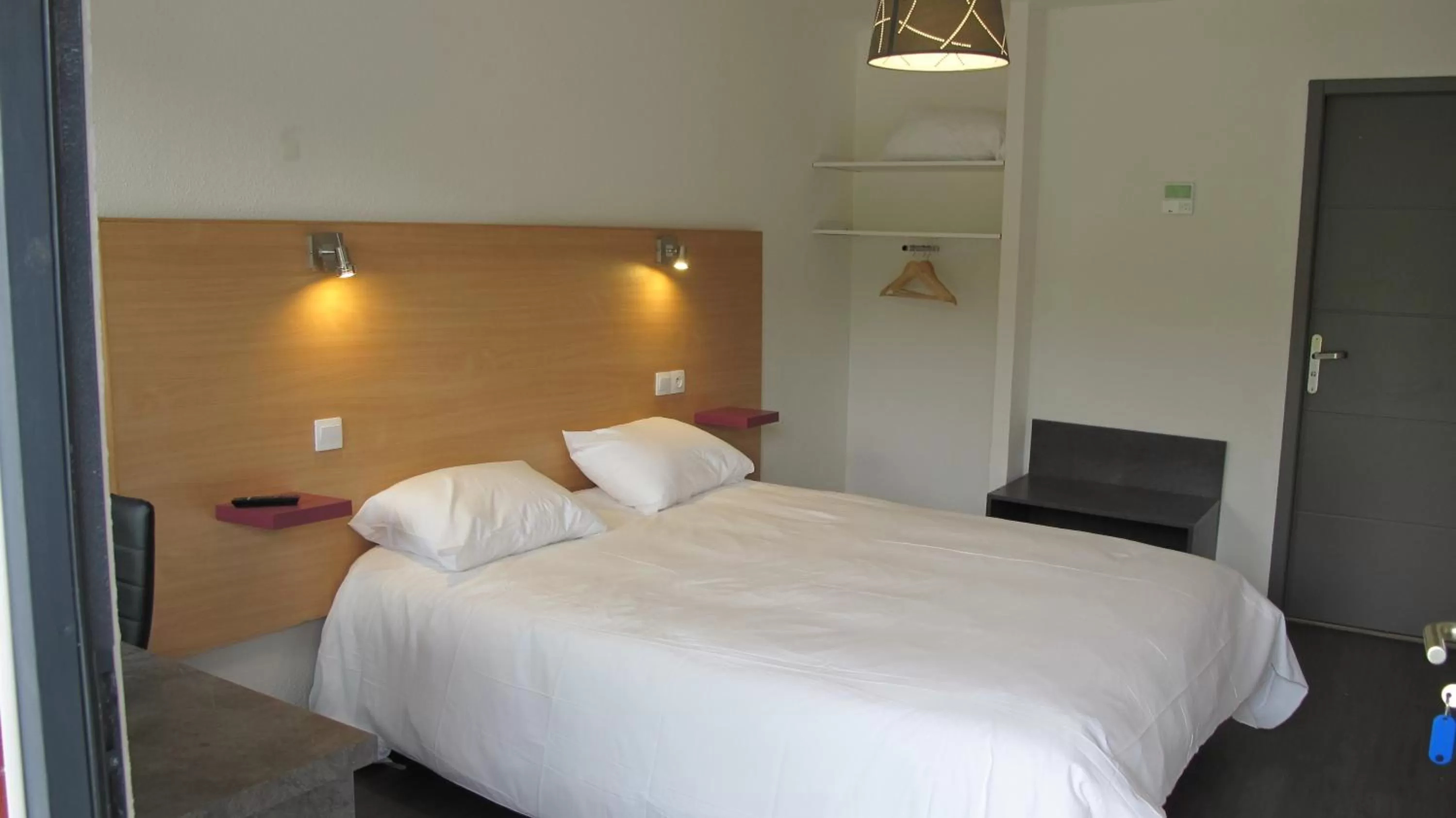 Bed in Hôtel Le 15 Périgueux proximité A 89