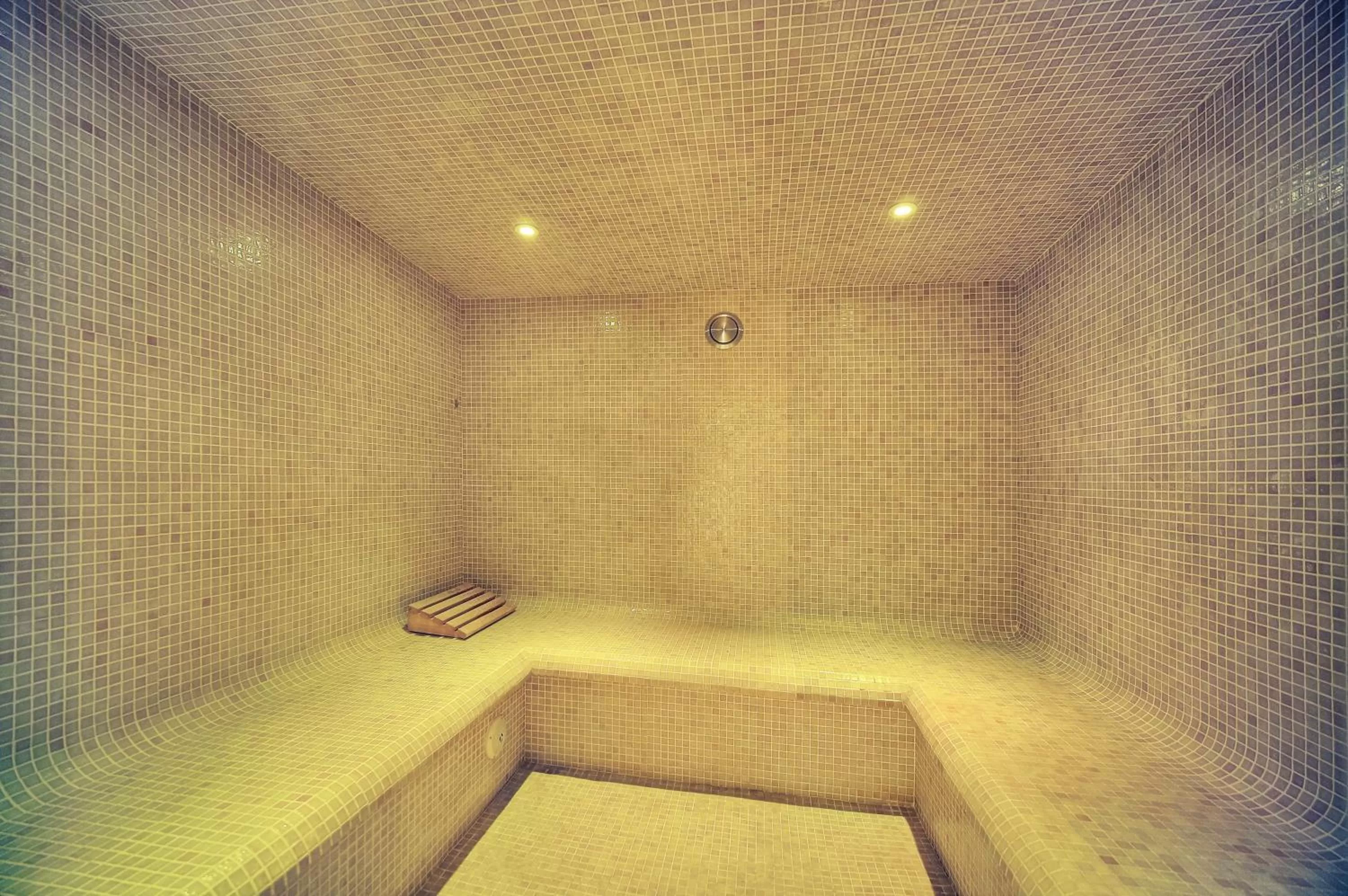 Steam room in "AU HAVRE DE PAIX" 5 étoiles Prestige jacuzzi, hammam, sauna, PISCINE chauffée Mougins Cannes Grasse