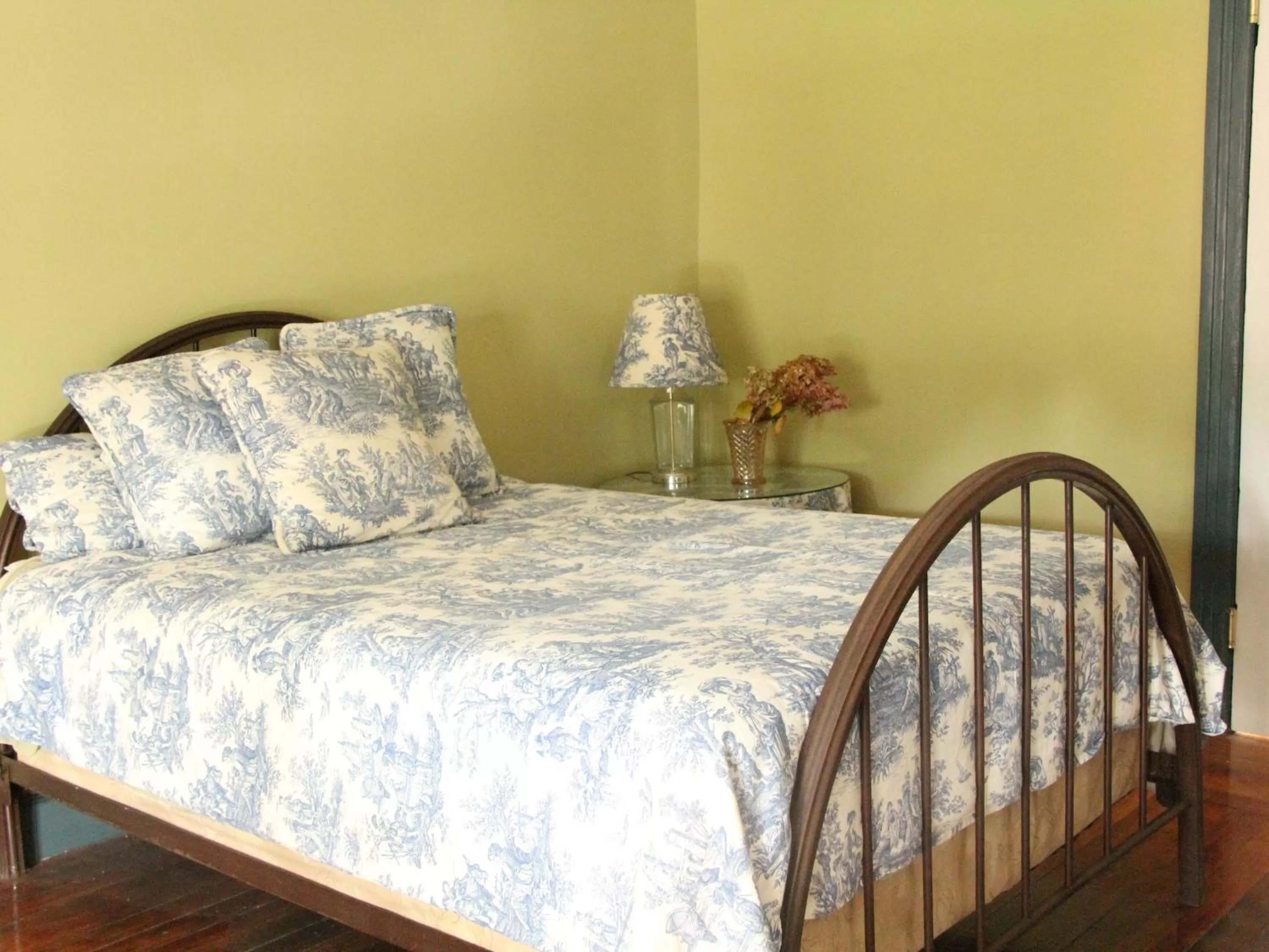 Bed in The Wedding Cake House