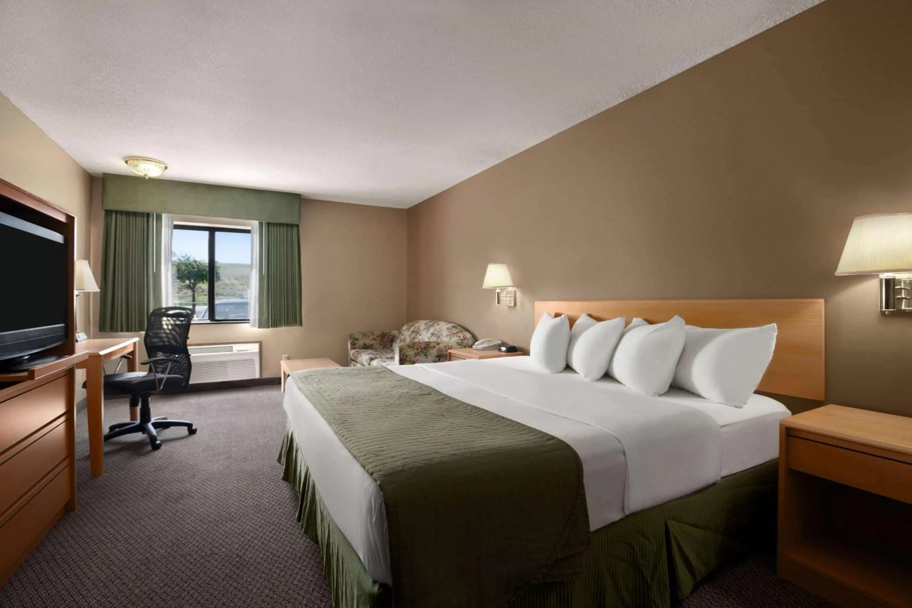 Photo of the whole room, Bed in Super 8 by Wyndham Baker City