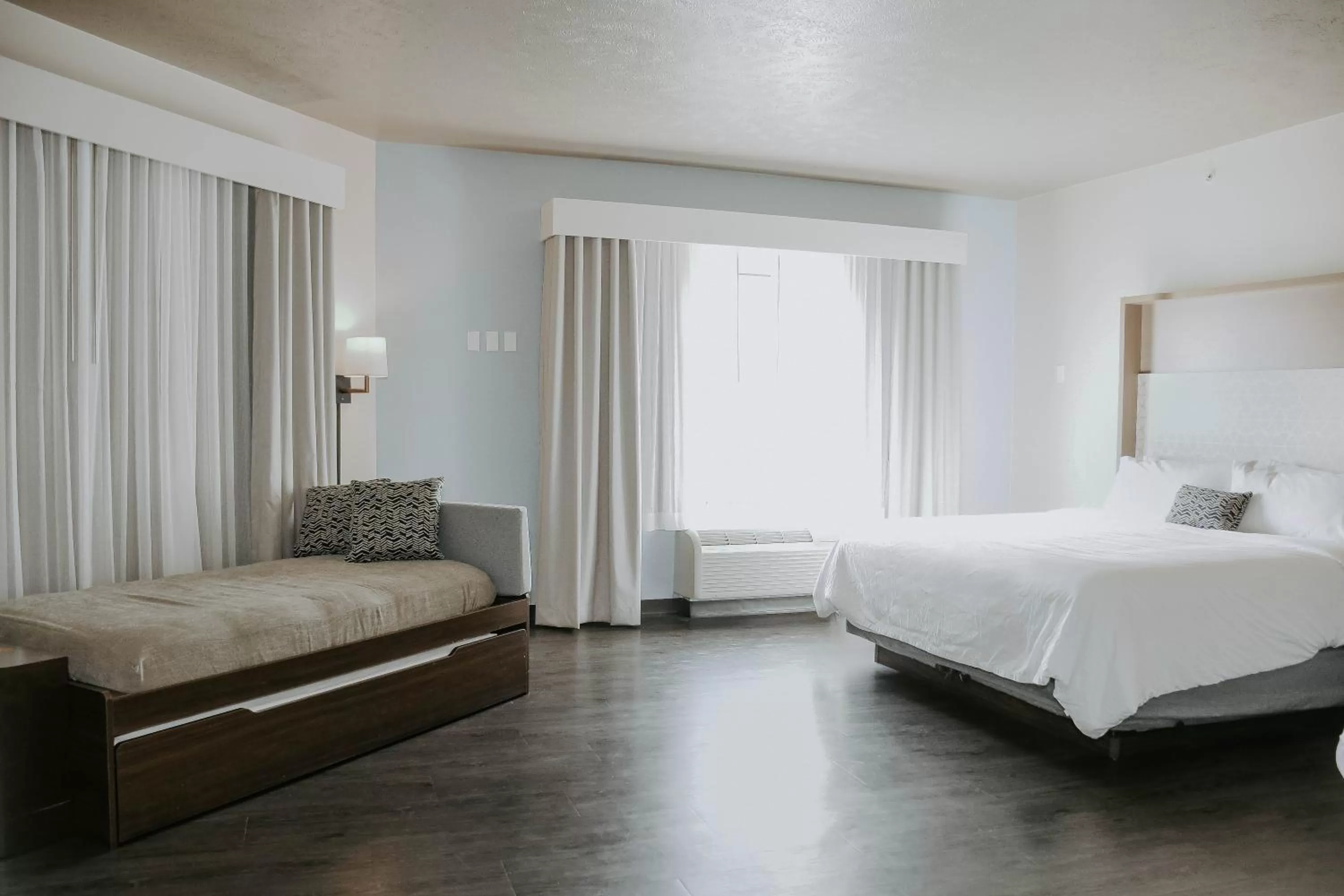 Photo of the whole room, Bed in Holiday Inn Omaha Downtown - Waterpark by IHG