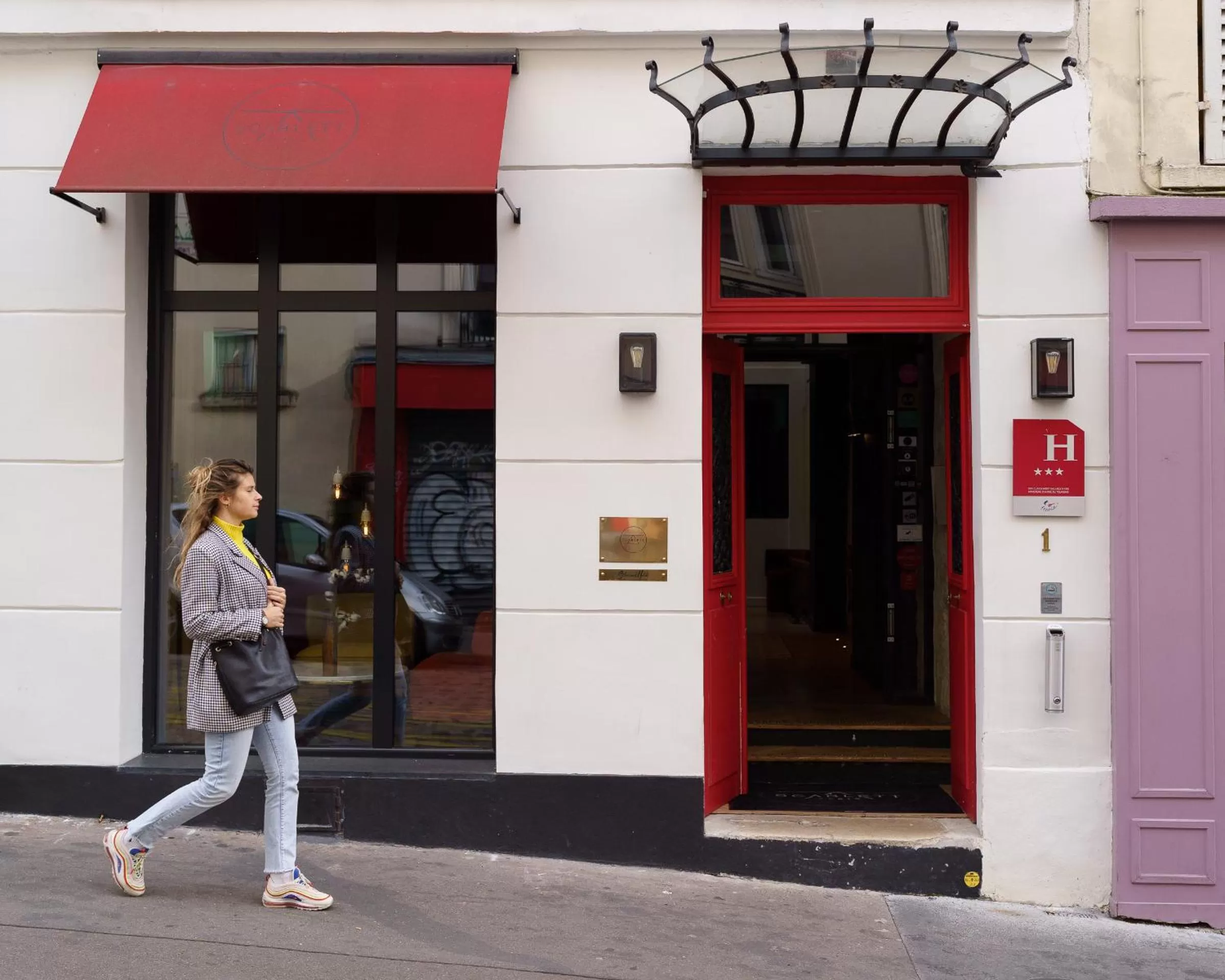 Facade/entrance in Hotel Scarlett