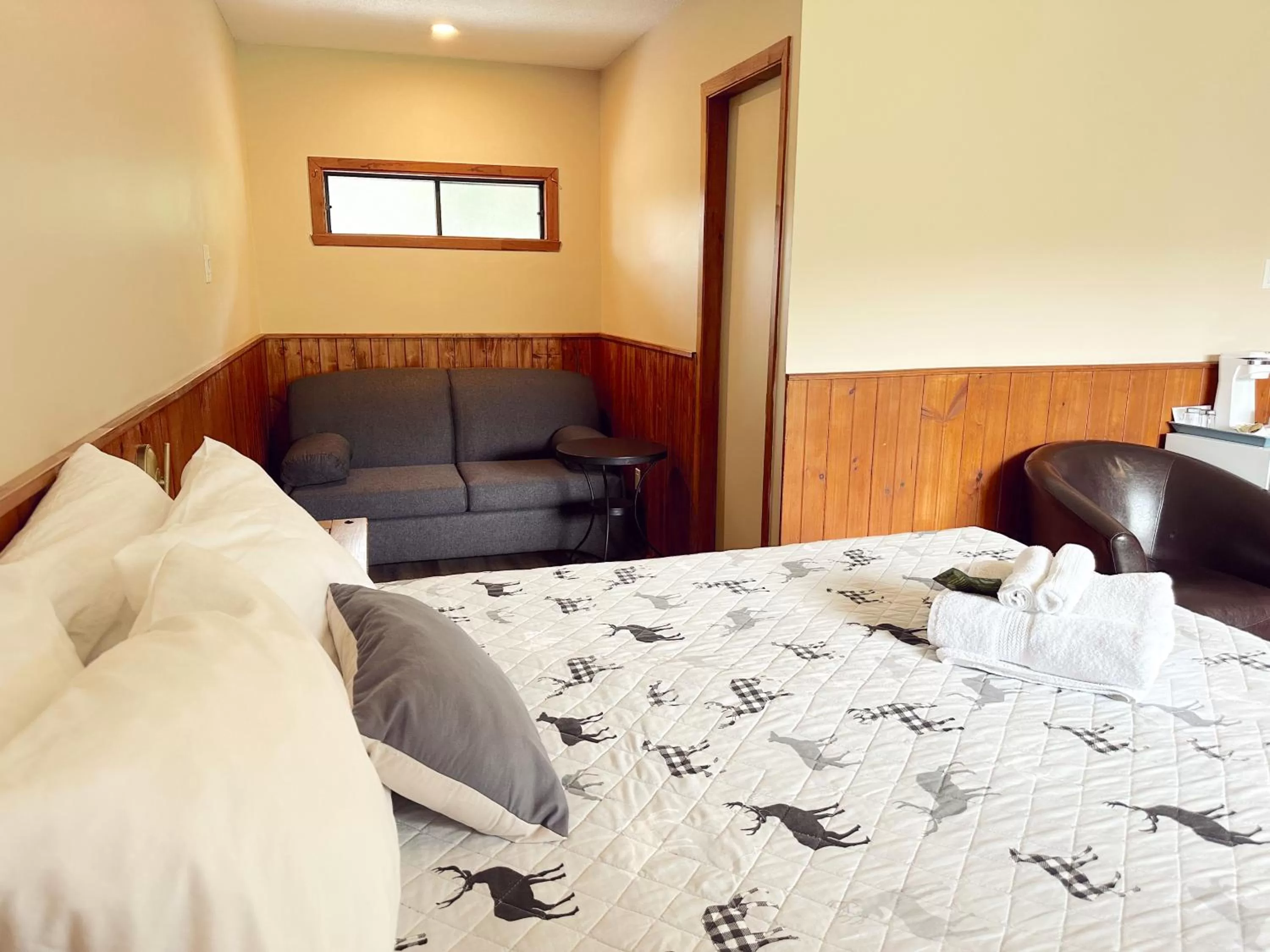 Bed in Hotel Le Petit Lac Sainte-Adèle