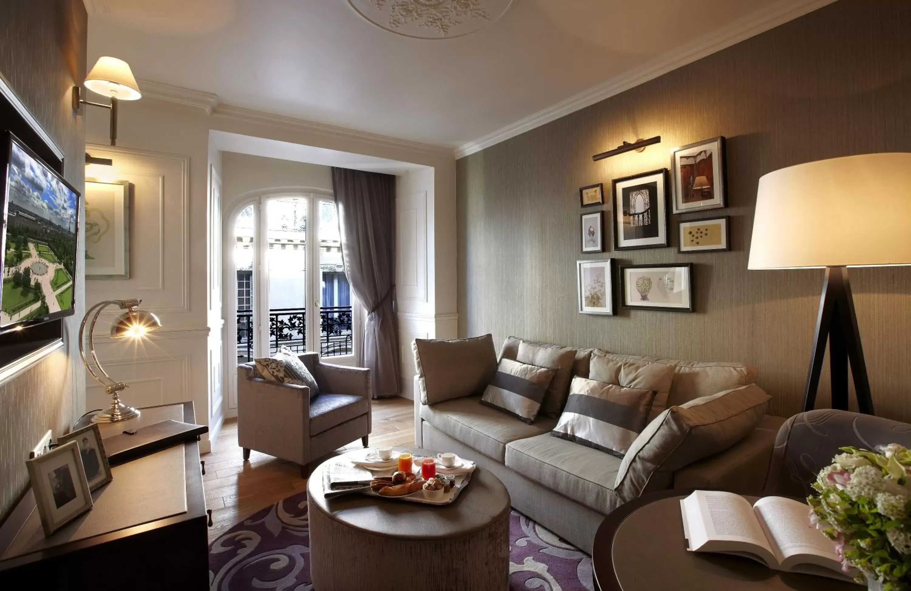 Exclusive Suite in La Clef Louvre Paris by The Crest Collection Exclusive Suite in La Clef Louvre Paris by The Crest Collection
