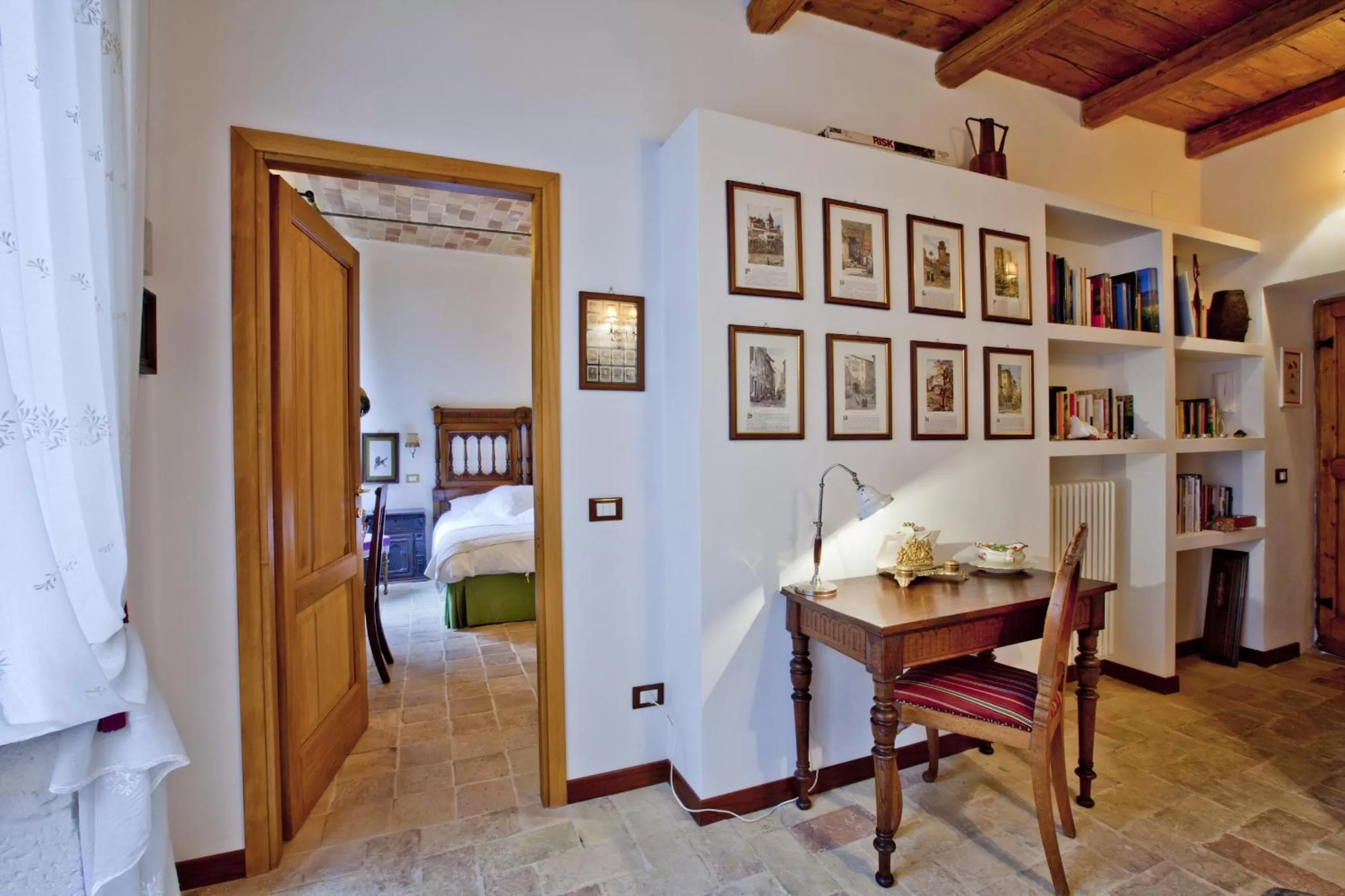 Library, Bed in B&B Il Marchese Del Grillo