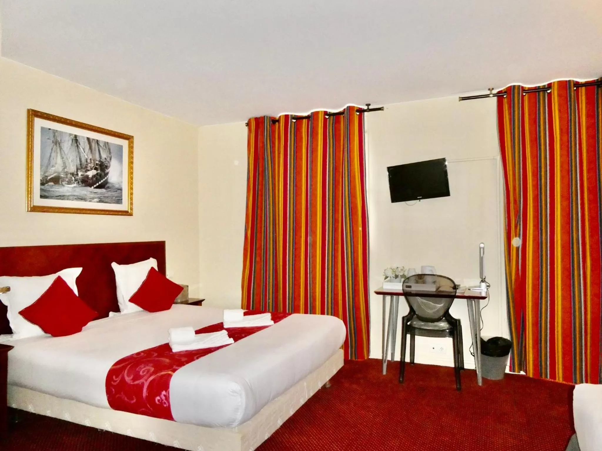 Bed in Hotel Bellevue Montmartre