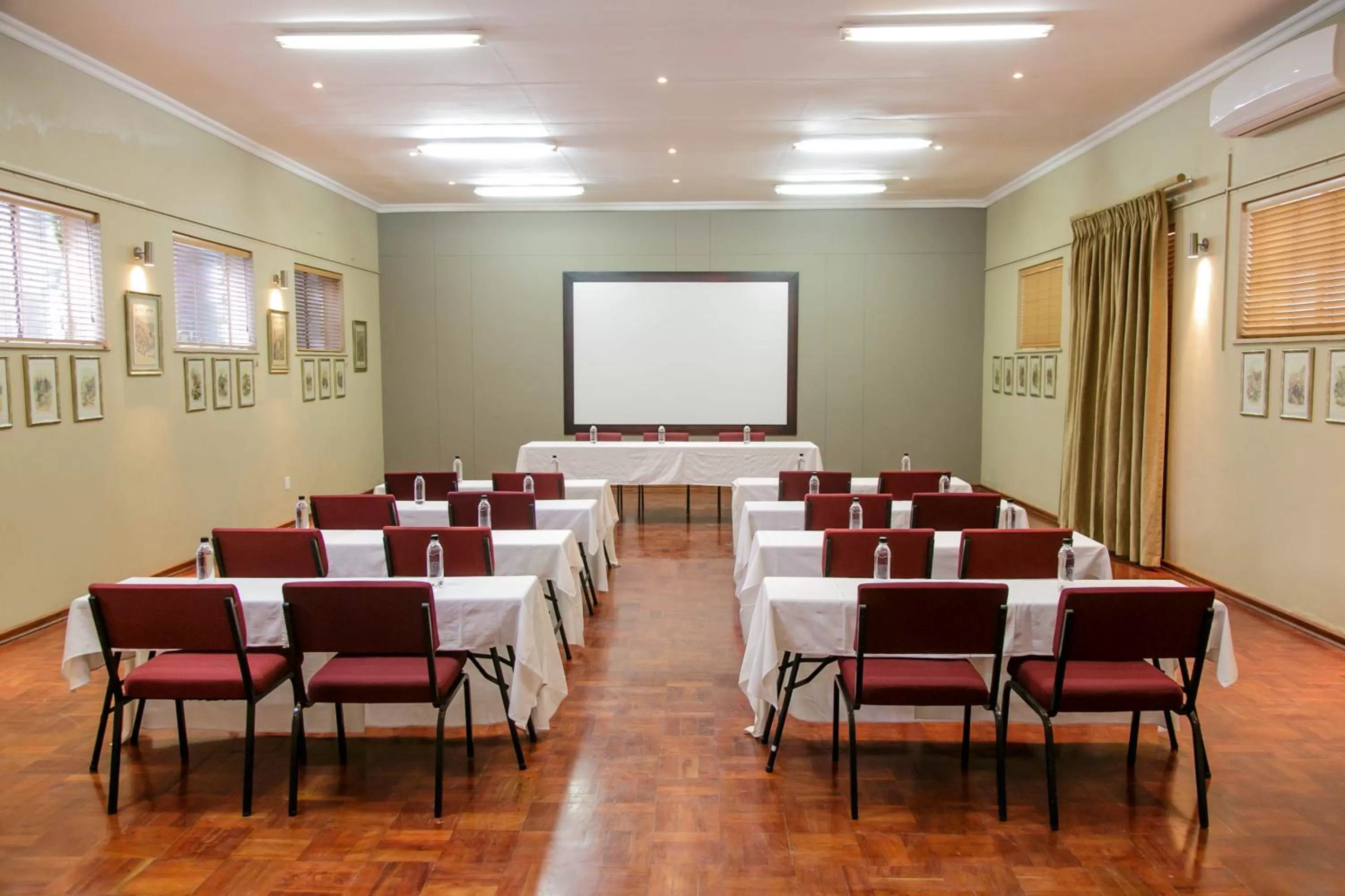Banquet/Function facilities in Queen's Hotel by BON Hotels