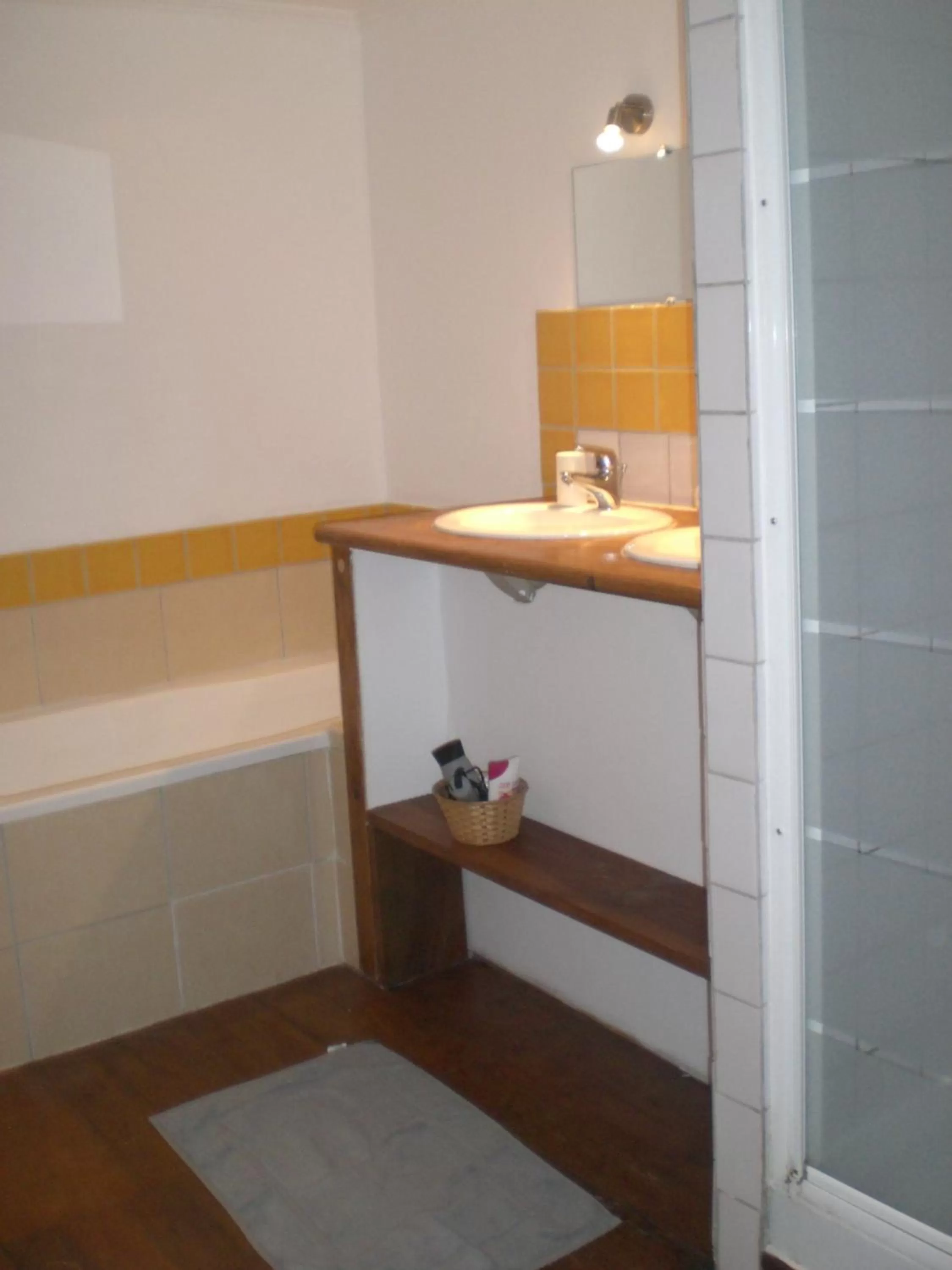 Photo of the whole room in Le Dolmen