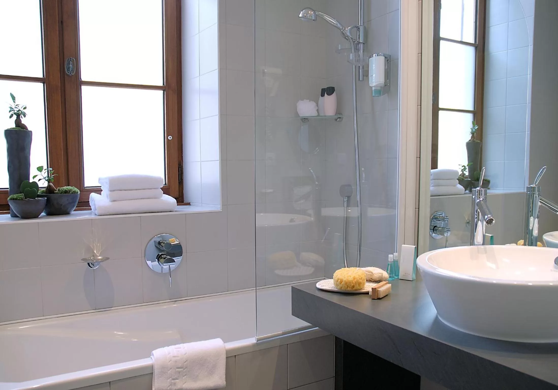 Bathroom in Hôtel du Palais de l'Isle
