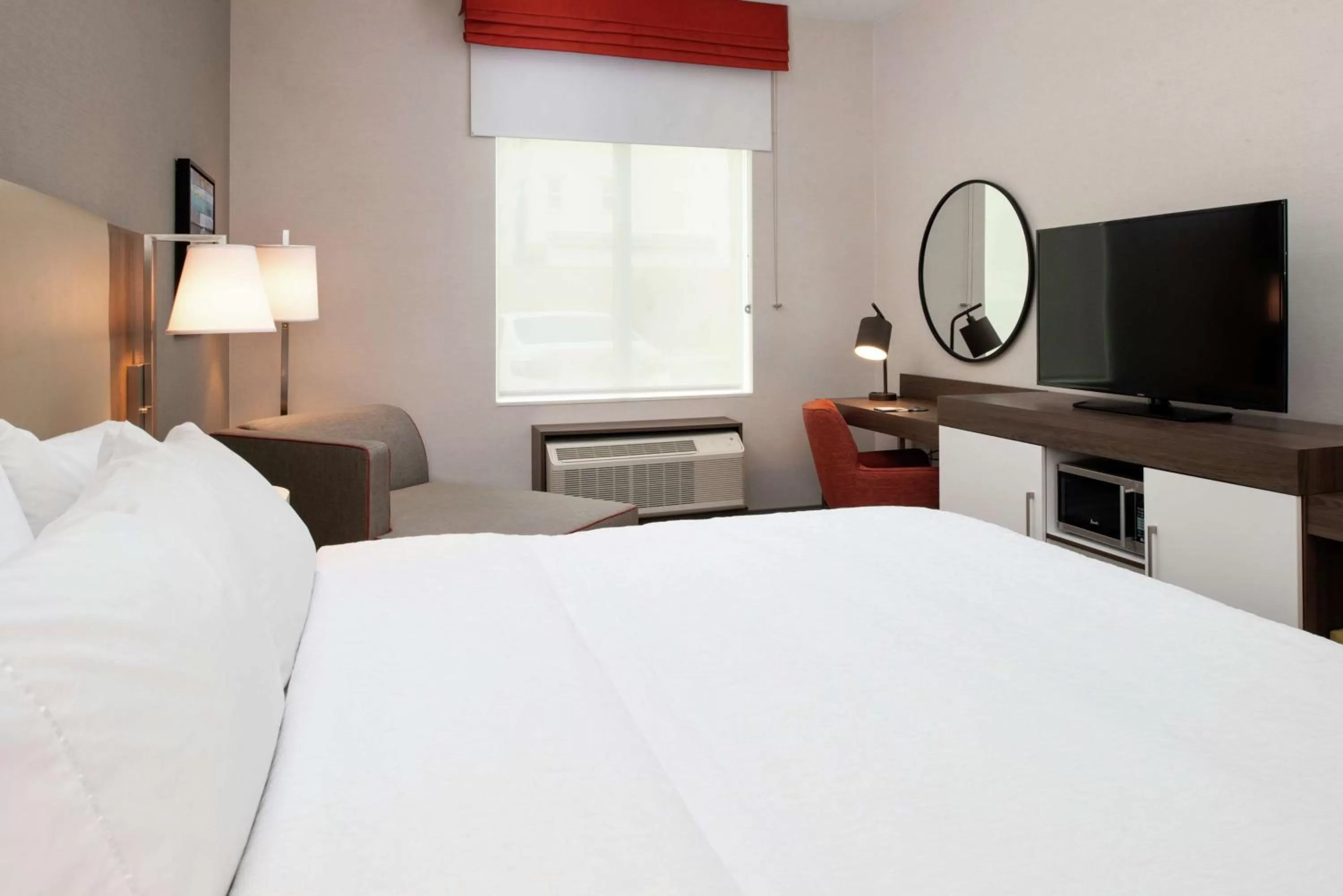 Bed in Hampton Inn & Suites Buena Park