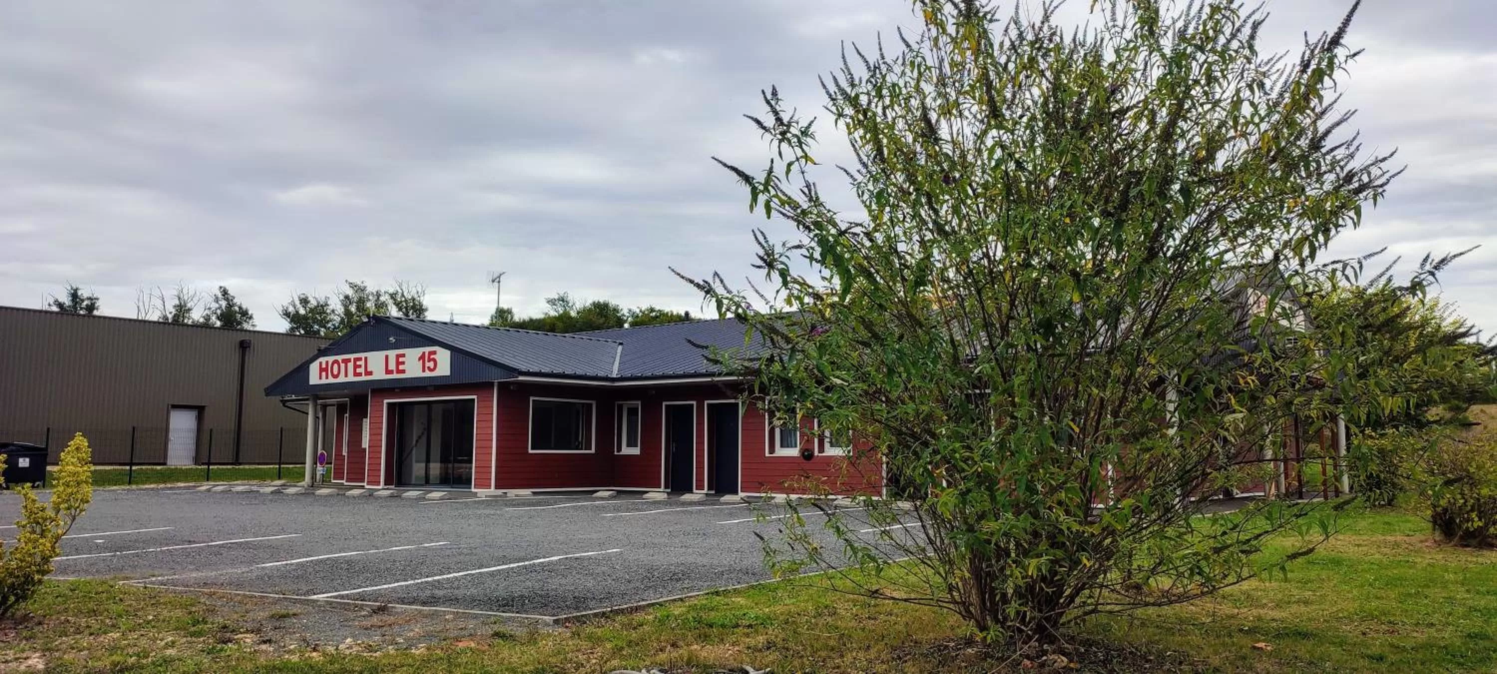 Property building in Hôtel Le 15 Périgueux proximité A 89