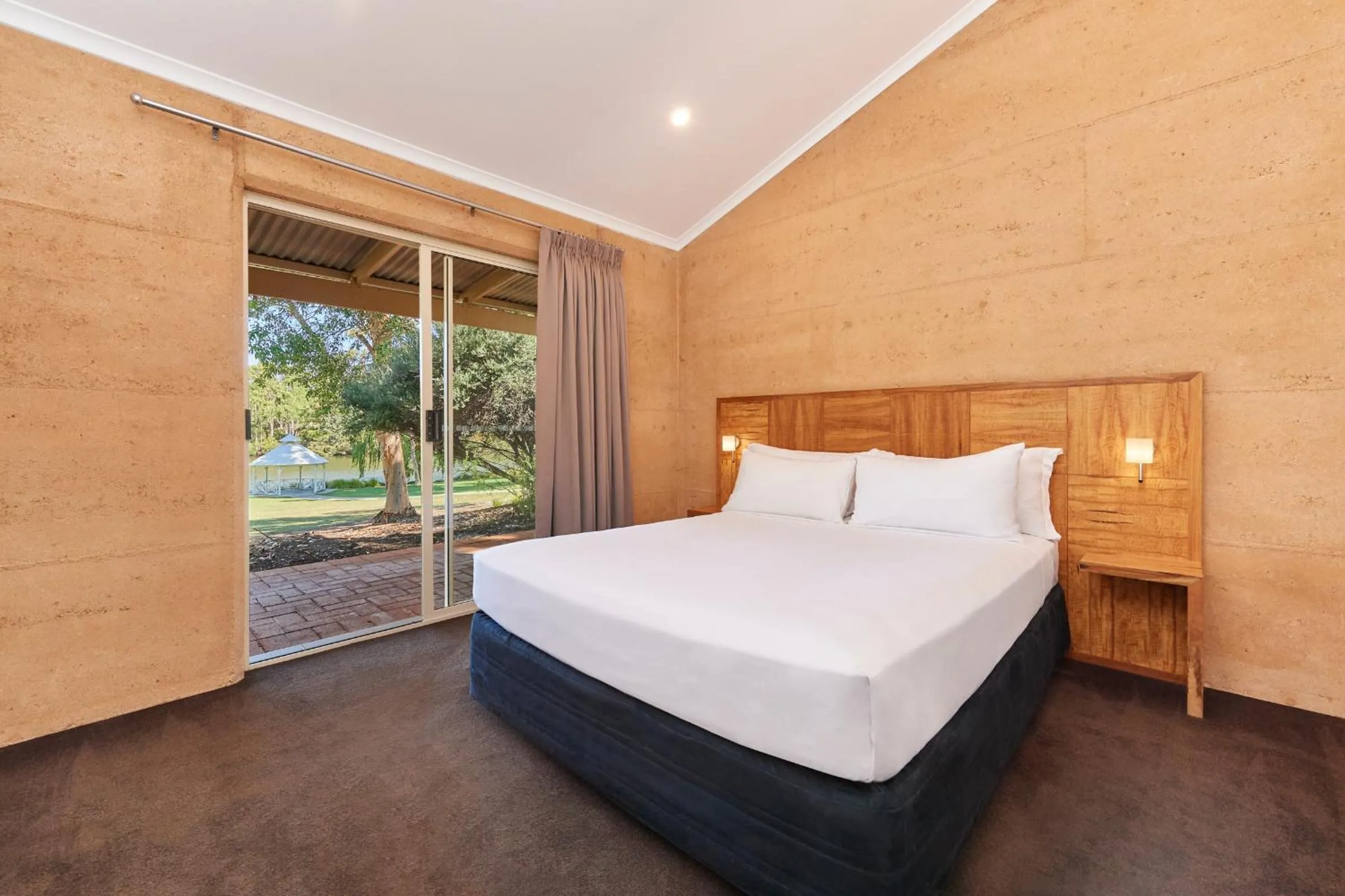 Bedroom, Bed in Eight Willows Retreat