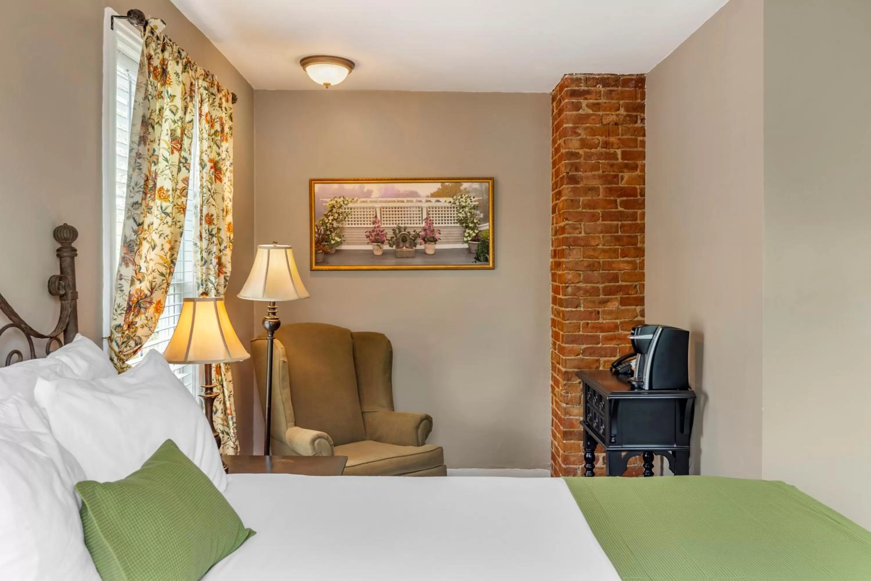 Bedroom, Bed in Essex Street Inn & Suites, an Ascend Collection Hotel