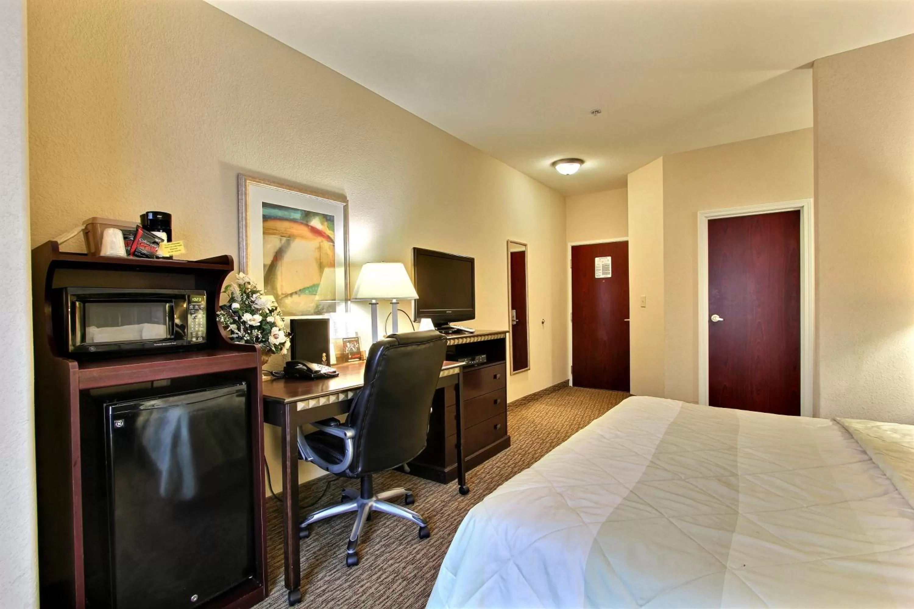 Kitchen or kitchenette, Bed in Magnolia Inn and Suites Pooler