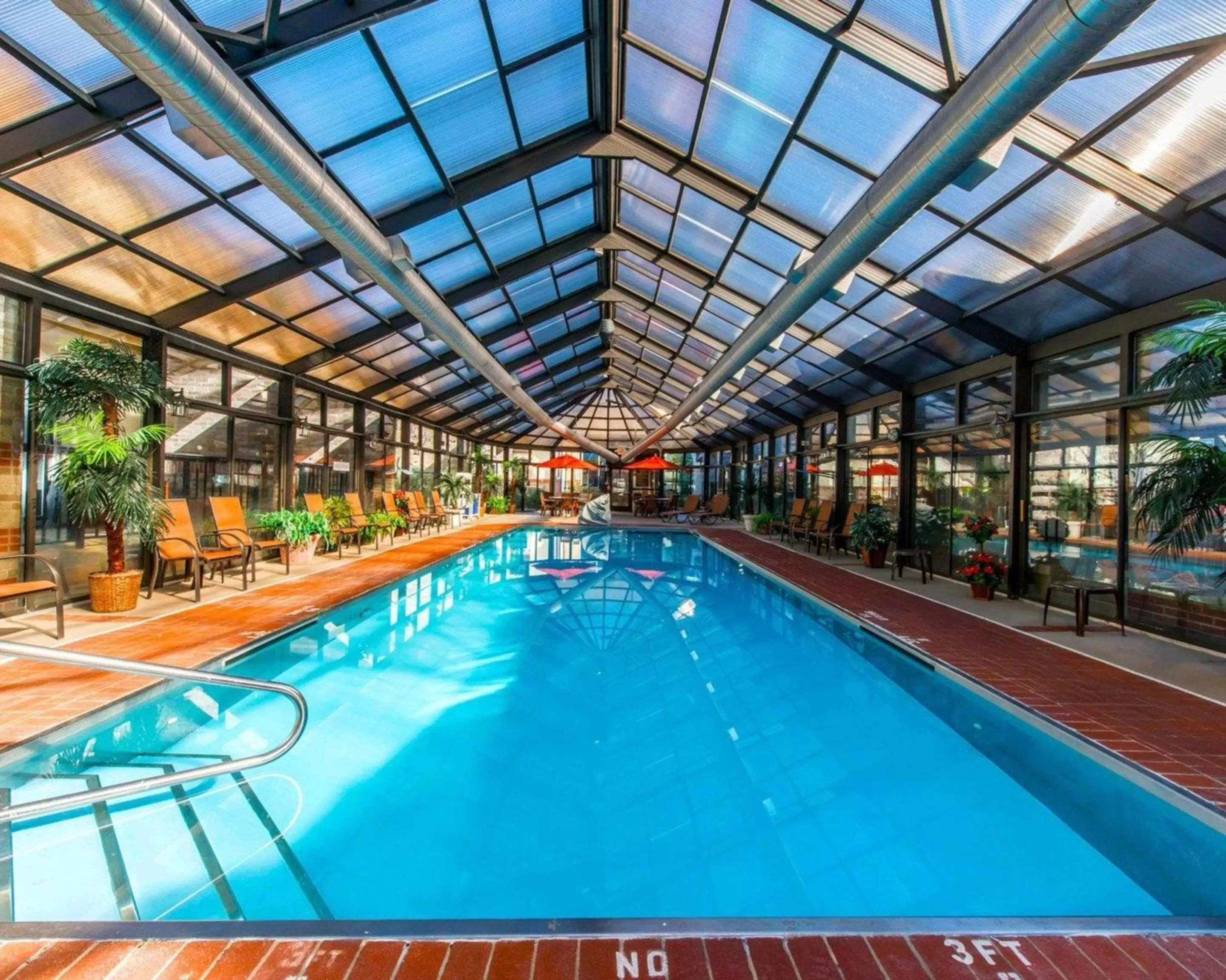 Swimming pool in Comfort Inn & Suites Erie - Splash Lagoon Indoor Waterpark