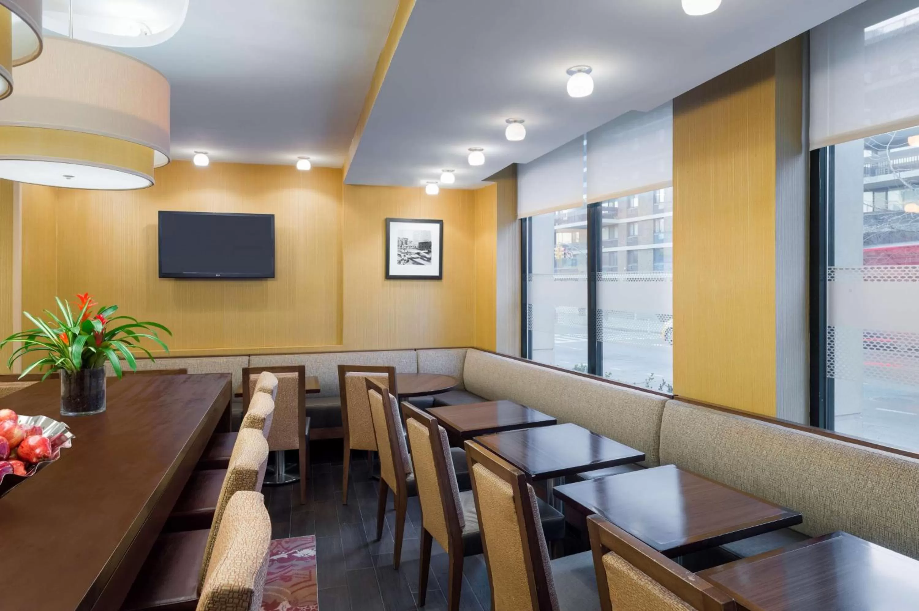 Breakfast, Lounge/Bar in Hampton Inn Seaport Financial District