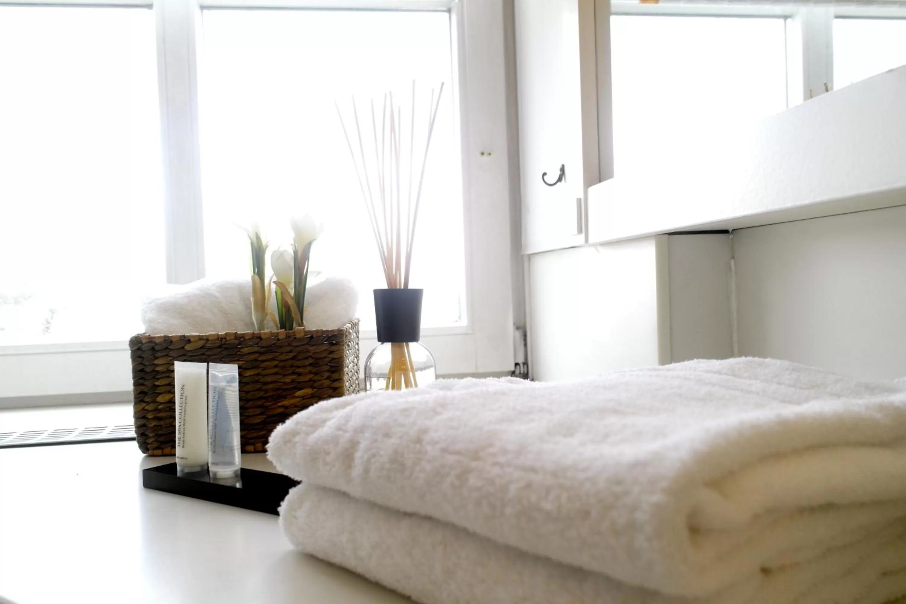 Bathroom, Bed in Hotel Lippischer Hof