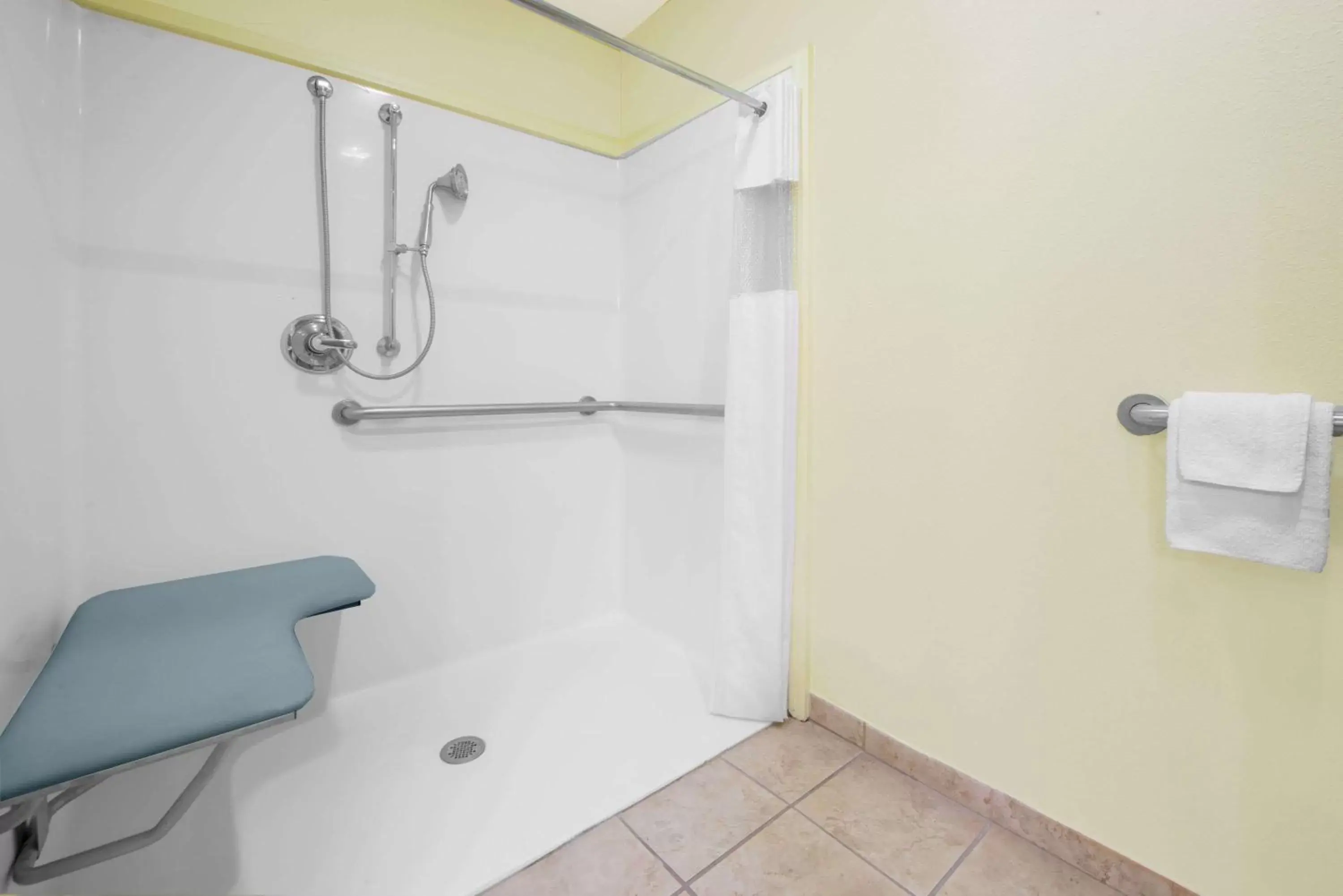King Room - Mobility/Hearing Accessible with Bath Tub - Non-Smoking in Days Inn by Wyndham Lubbock South King Room - Mobility/Hearing Accessible with Bath Tub - Non-Smoking in Days Inn by Wyndham Lubbock South