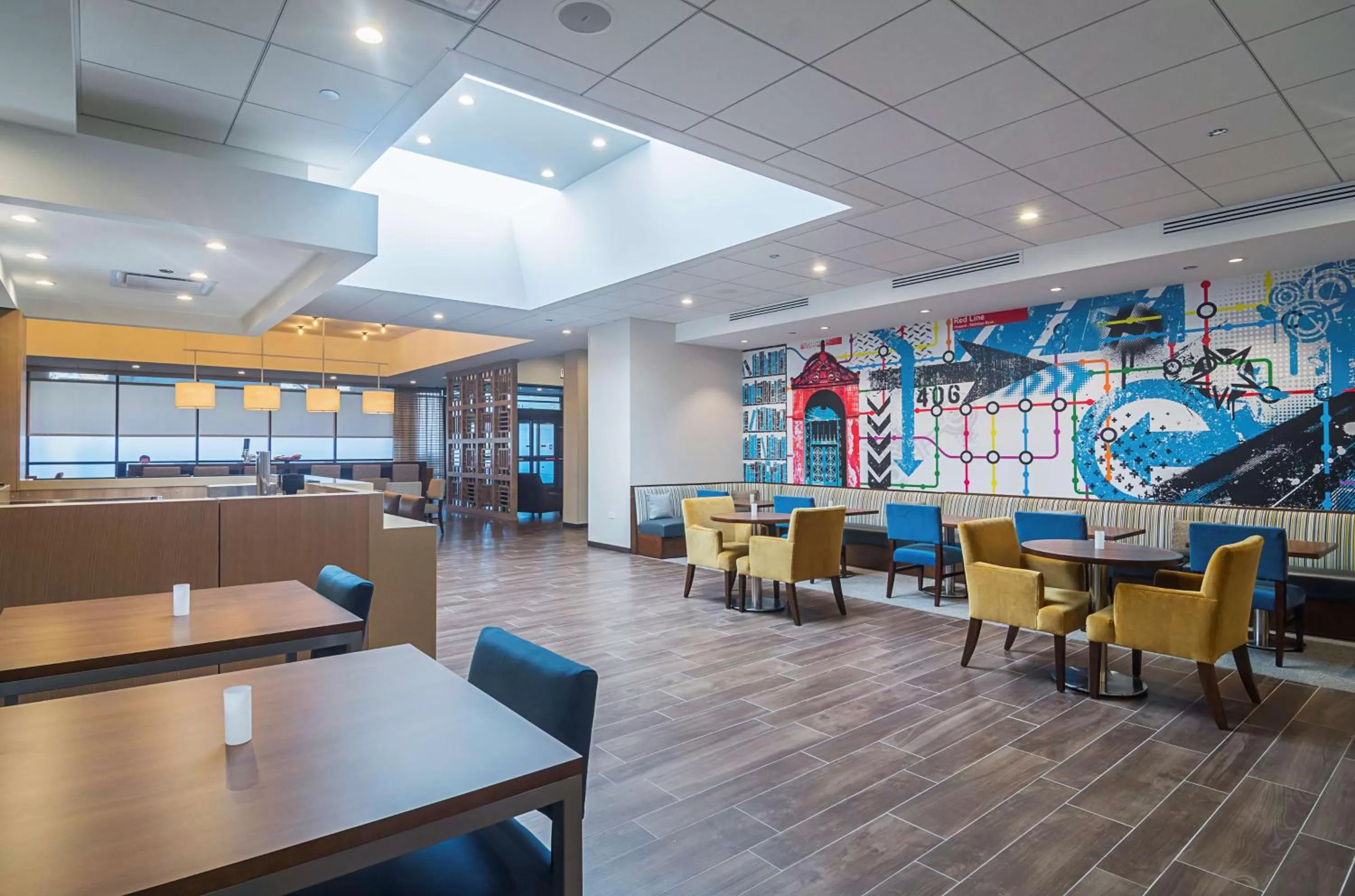 Dining area in Hampton Inn Chicago North-Loyola Station, Il