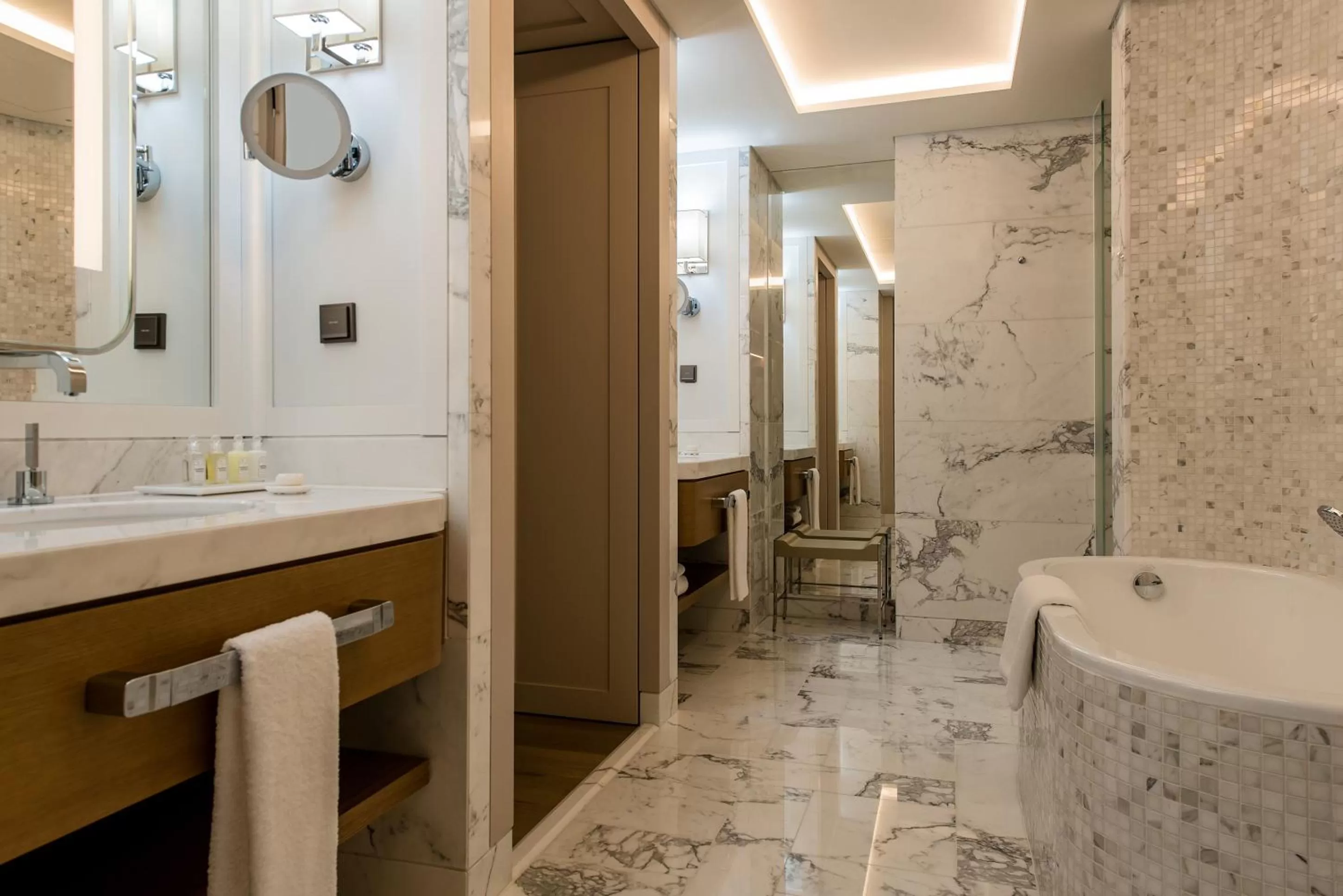 Bathroom in Paradise City