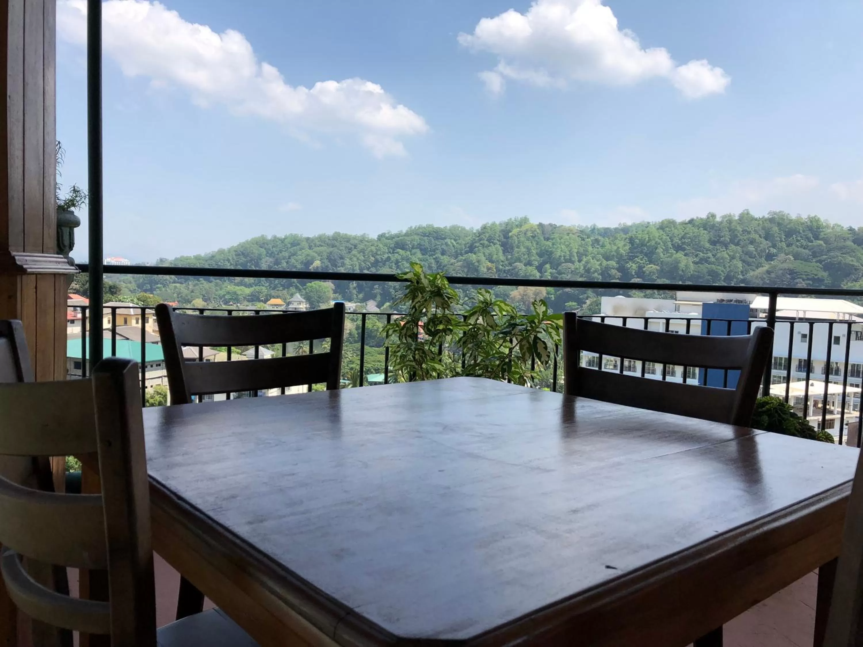 Restaurant/places to eat in Sharon Inn